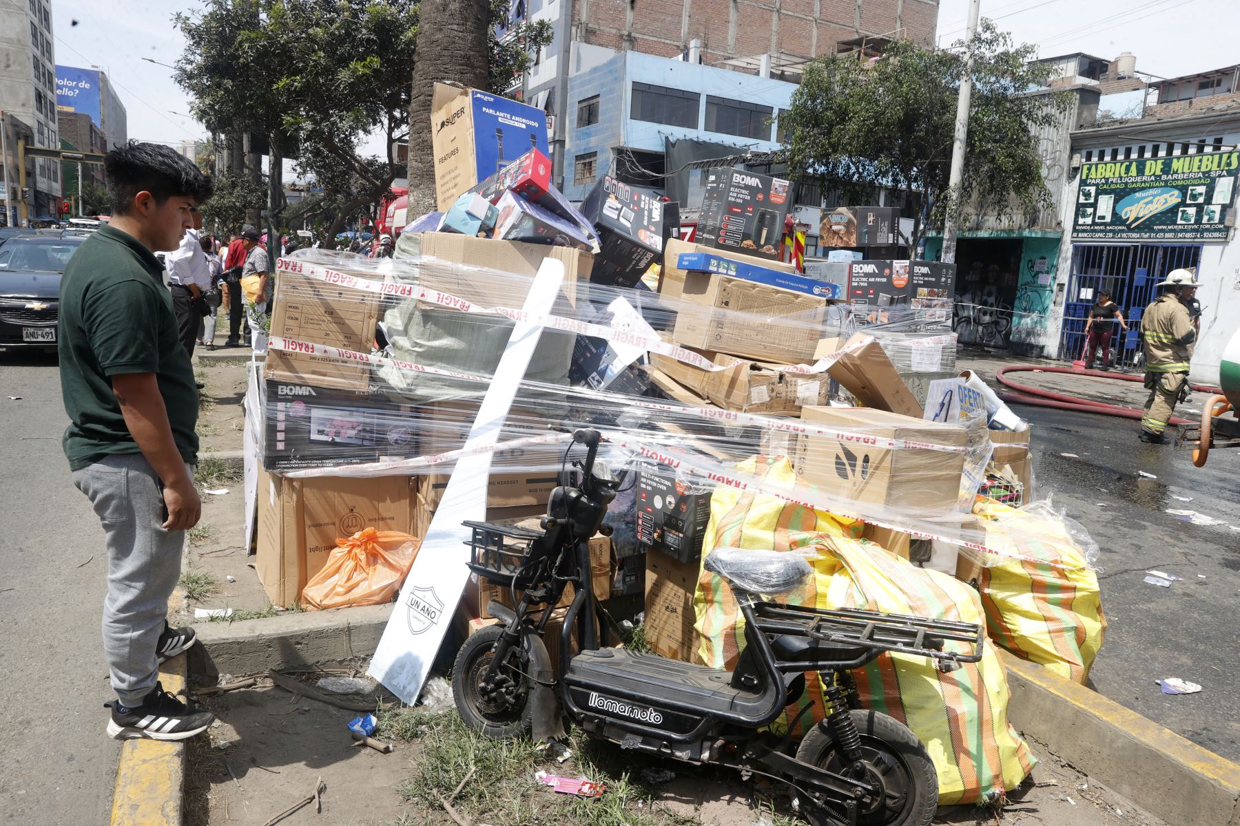 Las autoridades iniciaron las investigaciones para determinar las causas del incendio. No se descartó ninguna hipótesis y se anunció una evaluación técnica del local afectado una vez extinguido totalmente el fuego.Foto: ANDINA/Vidal Tarqui