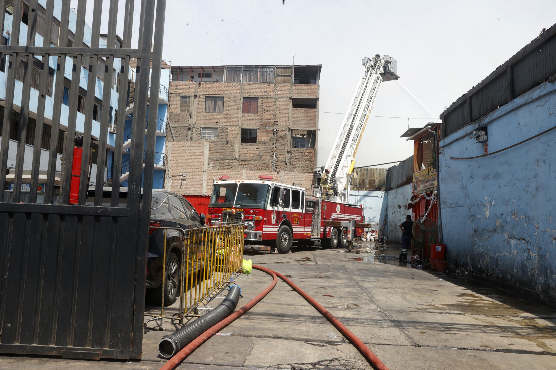Pese a la magnitud del siniestro, no se reportaron víctimas mortales ni personas heridas. Las acciones oportunas de los equipos de emergencia permitieron salvaguardar la integridad de quienes se encontraban en los alrededores.Foto: ANDINA/Vidal Tarqui