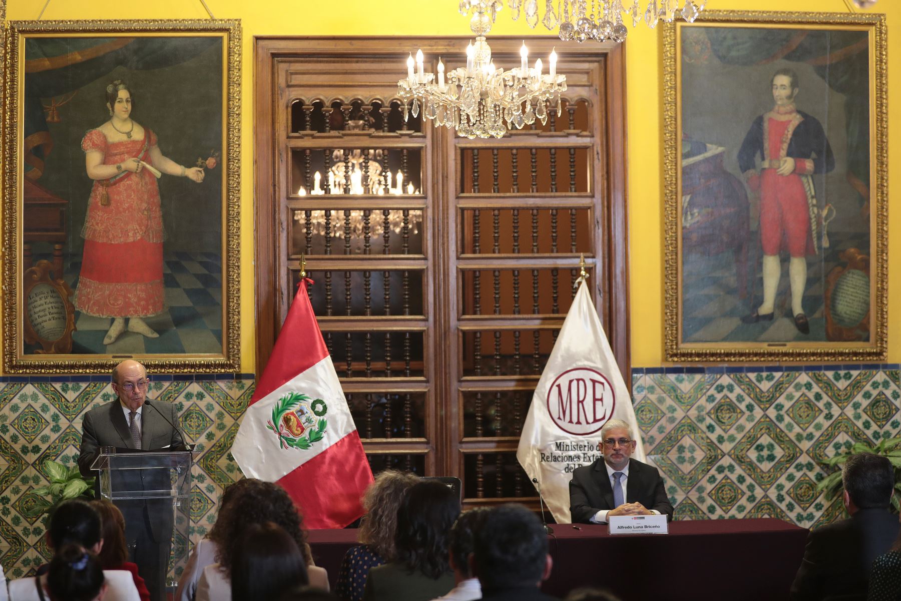 El Ministerio de Relaciones Exteriores entregó al Ministerio de Cultura 347 piezas del patrimonio nacional repatriadas desde Estados Unidos, gracias a gestiones diplomáticas en Chicago, Denver y Nueva York. La ceremonia se realizó en Torre Tagle y fue presidida por el canciller Hugo de Zela y el ministro Alfredo Luna. En la imagen se aprecia un adorno de cobre Moche del Intermedio Temprano, de alto valor histórico. Foto: ANDINA/Verónica Calderón