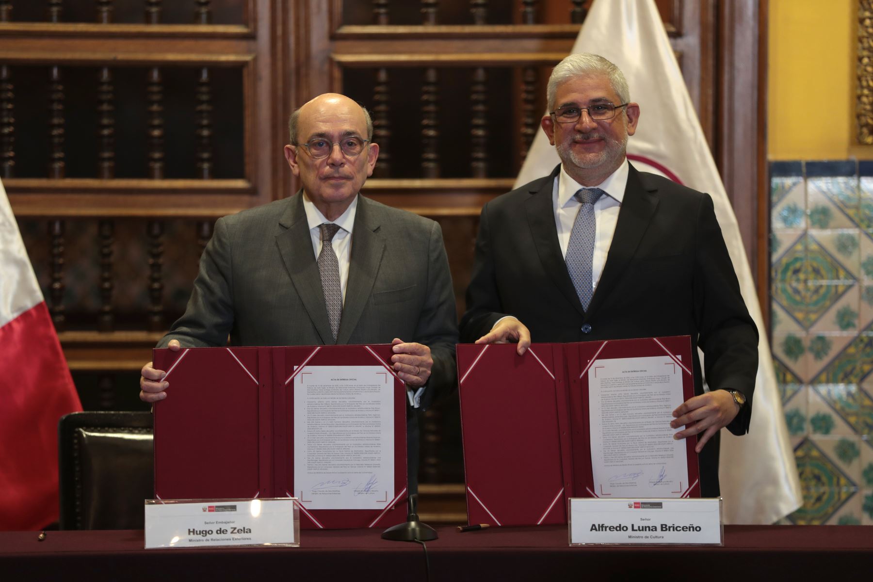 El Ministerio de Relaciones Exteriores entregó al Ministerio de Cultura 347 piezas del patrimonio nacional repatriadas desde Estados Unidos, gracias a gestiones diplomáticas en Chicago, Denver y Nueva York. La ceremonia se realizó en Torre Tagle y fue presidida por el canciller Hugo de Zela y el ministro Alfredo Luna. En la imagen se aprecia un adorno de cobre Moche del Intermedio Temprano, de alto valor histórico. Foto: ANDINA/Verónica Calderón