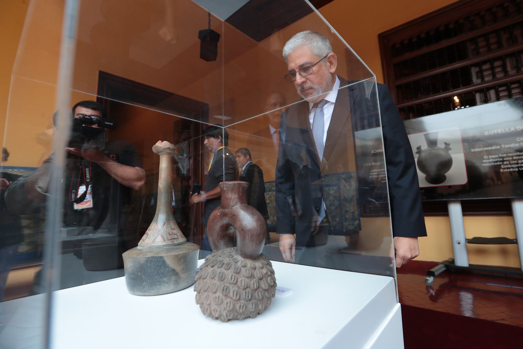 En la foto, el ministro de Cultura, Alfredo Luna Briceño aprecia las piezas repatriadas. Foto: ANDINA/Verónica Calderón Zúñiga