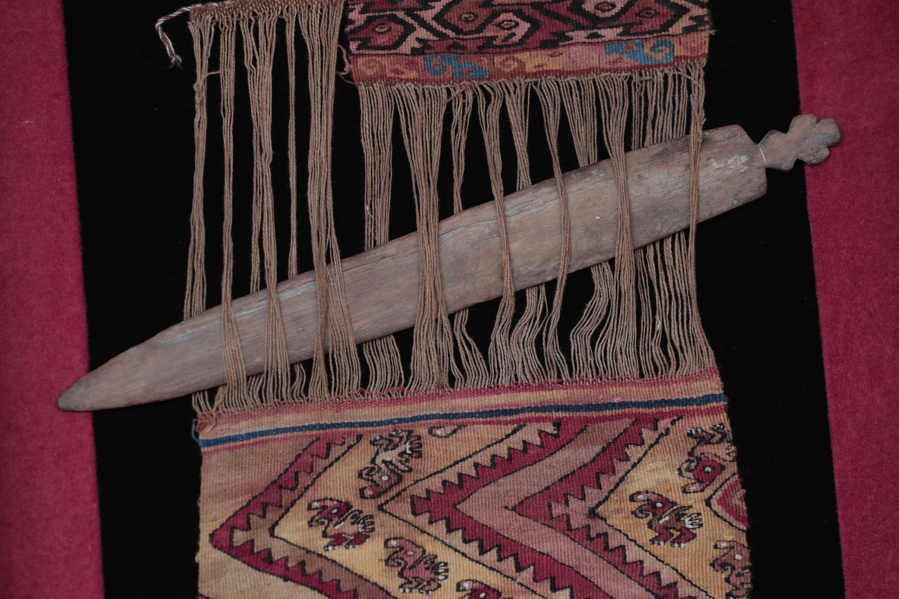 Paño textil y espada tejedor Estilo Chancay
Intermedio Tardío (1000 - 1476 d.C), fue una devolución voluntaria a la Embajada del Perú en los Estados Unidos de América. Foto: ANDINA/Verónica Calderón Zúñiga