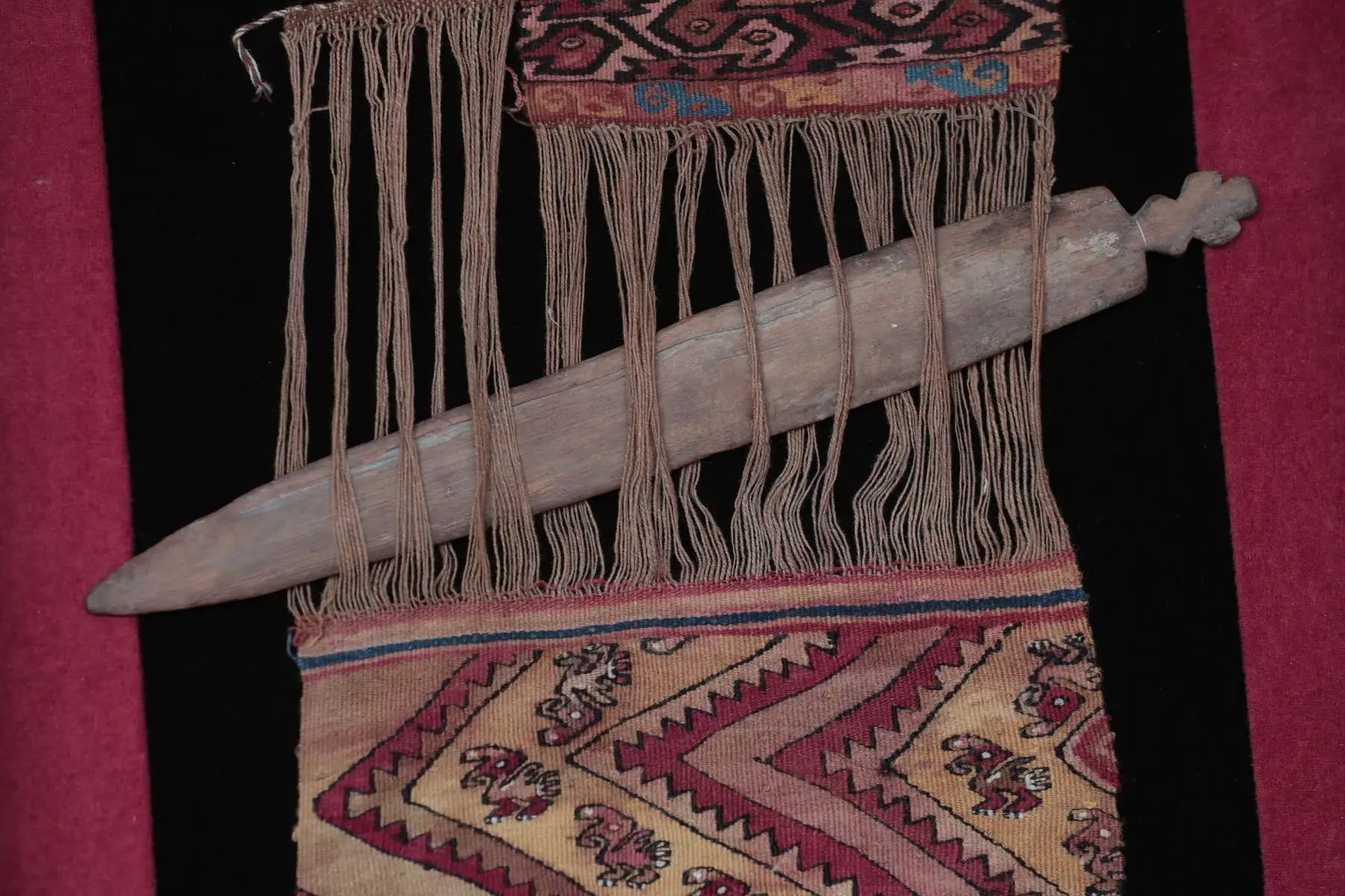 Paño textil y espada tejedor Estilo Chancay
Intermedio Tardío (1000 - 1476 d.C), fue una devolución voluntaria a la Embajada del Perú en los Estados Unidos de América. Foto: ANDINA/Verónica Calderón Zúñiga