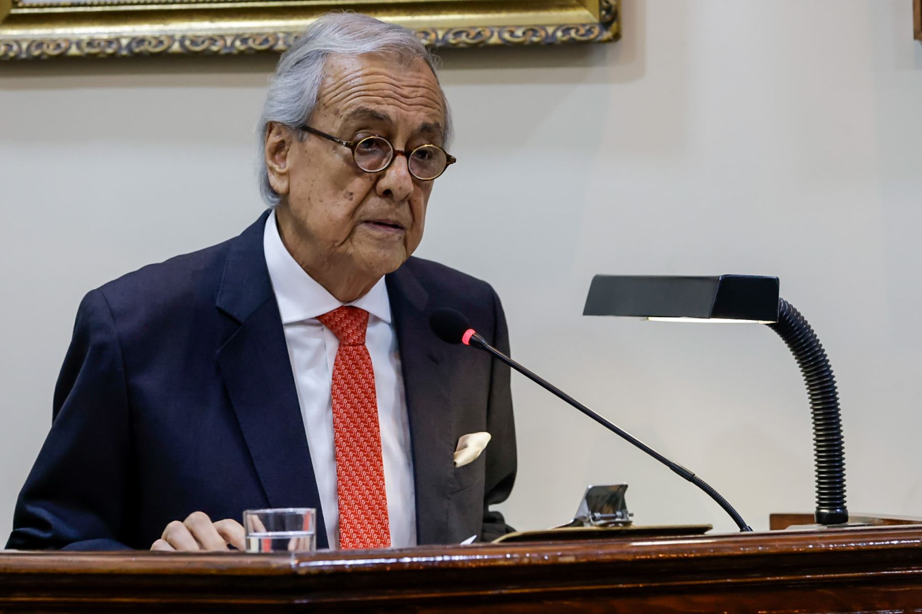 Acompañó a la rectora el director ejecutivo del Instituto Raúl Porras Barrenechea, embajador Luis Mendívil Canales, quien subrayó el compromiso de la institución con la conservación patrimonial, la internacionalización del pensamiento peruano y la promoción de actividades académicas de alto nivel. Foto: ANDINA/Luis Iparraguirre