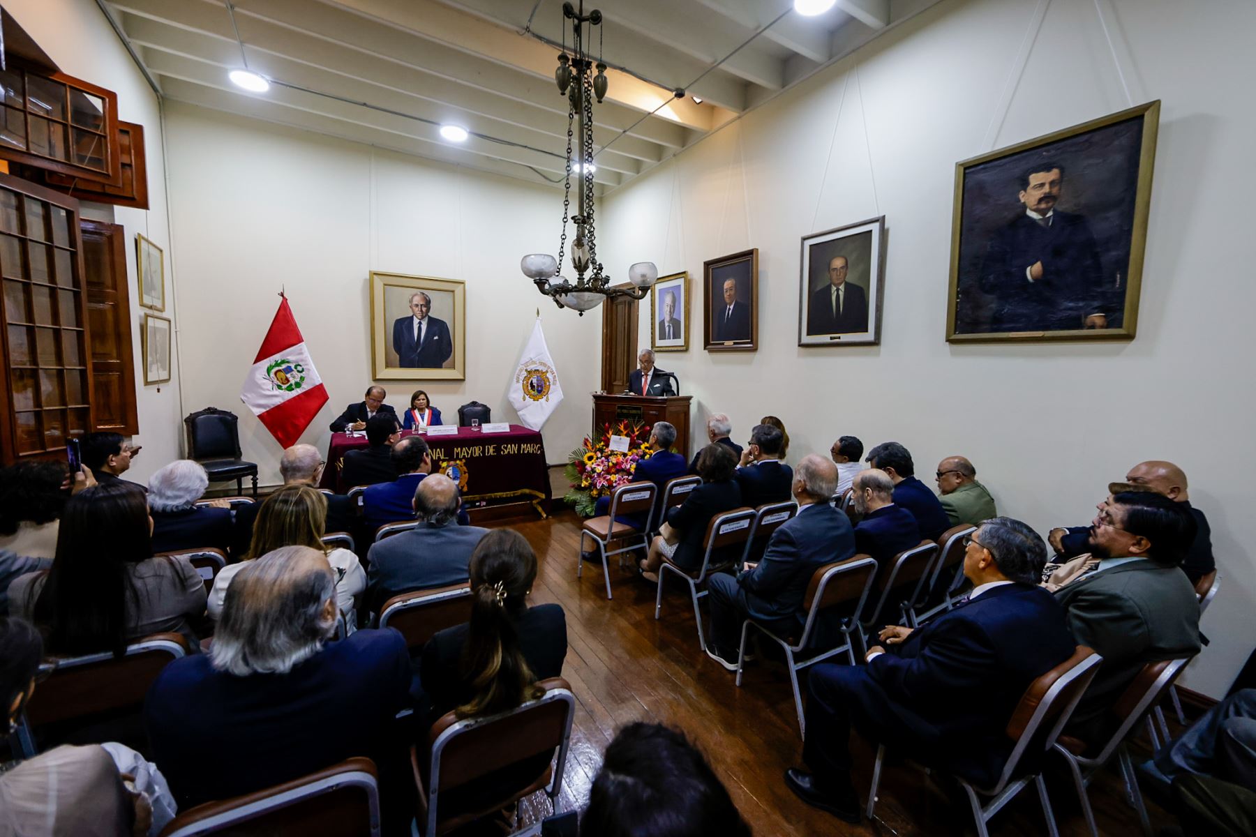 La casa museo, declarada Monumento Histórico y Patrimonio Cultural del Perú, conserva archivos, mobiliario y objetos personales del maestro sanmarquino, convirtiéndose en un testimonio material de su vida intelectual y en un espacio vivo para el estudio y la divulgación cultural. Foto: ANDINA/Luis Iparraguirre