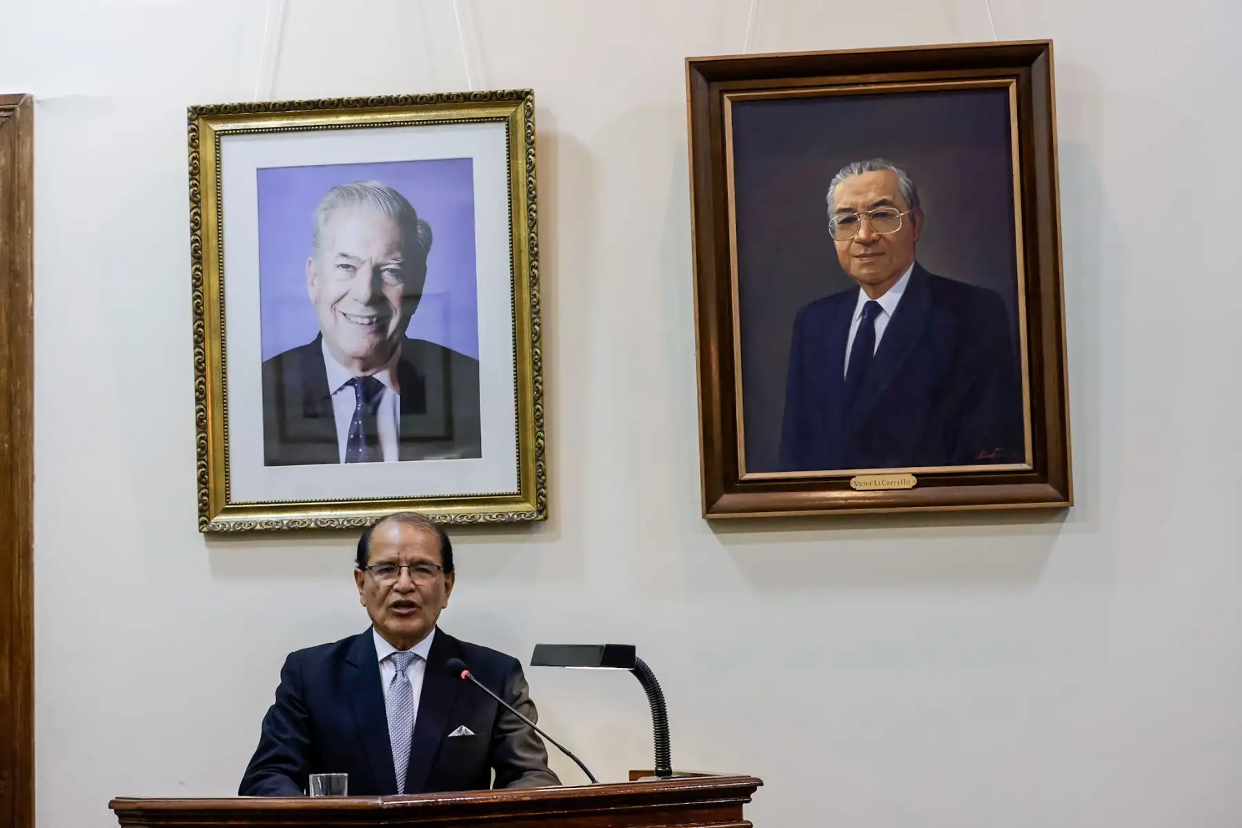 También participó el historiador Raúl Chanamé Orbe, presidente de la Asociación Bicentenario, cuya intervención puso énfasis en la importancia de Porras Barrenechea como figura clave para comprender la construcción del Estado, la identidad republicana y los procesos históricos del Perú. Foto: ANDINA/Luis Iparraguirre