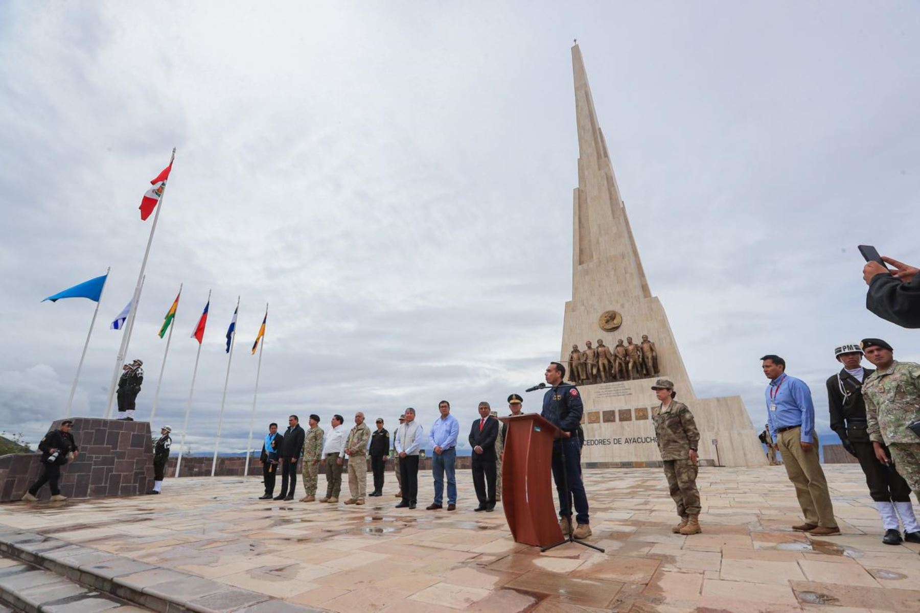 El presidente José Jerí participó en el izamiento del pabellón nacional en el Santuario Histórico de la Pampa de Ayacucho, recordando el sacrificio de quienes lucharon por la libertad. Un homenaje que refuerza el amor por la patria y la unidad nacional.  Foto: ANDINA/Prensa Presidencia