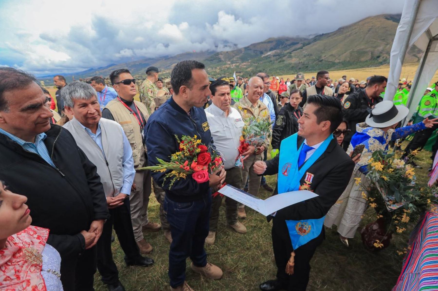 El presidente José Jerí participó en el izamiento del pabellón nacional en el Santuario Histórico de la Pampa de Ayacucho, recordando el sacrificio de quienes lucharon por la libertad. Un homenaje que refuerza el amor por la patria y la unidad nacional.  Foto: ANDINA/Prensa Presidencia