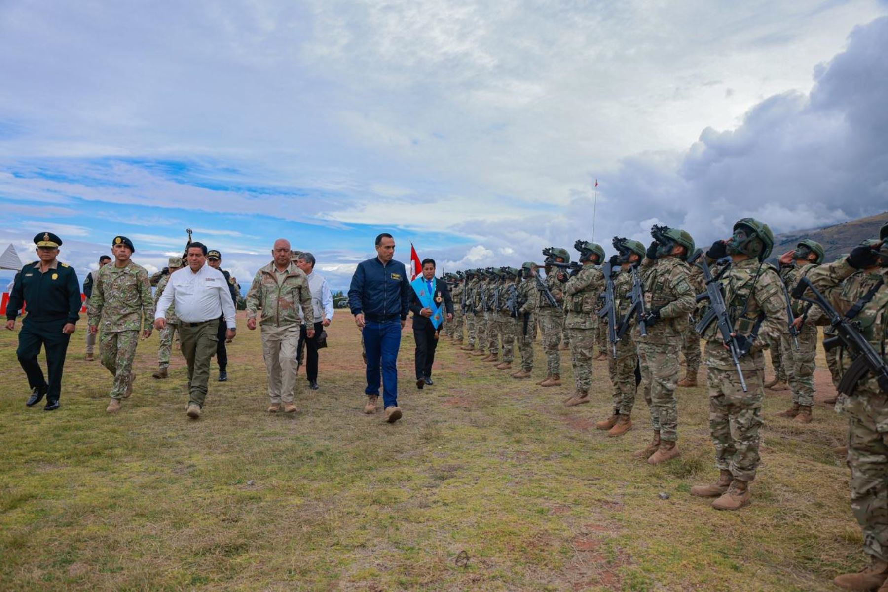 El presidente José Jerí participó en el izamiento del pabellón nacional en el Santuario Histórico de la Pampa de Ayacucho, recordando el sacrificio de quienes lucharon por la libertad. Un homenaje que refuerza el amor por la patria y la unidad nacional.  Foto: ANDINA/Prensa Presidencia