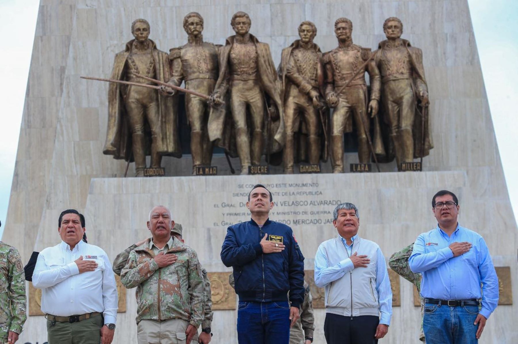 El presidente José Jerí participó en el izamiento del pabellón nacional en el Santuario Histórico de la Pampa de Ayacucho, recordando el sacrificio de quienes lucharon por la libertad. Un homenaje que refuerza el amor por la patria y la unidad nacional.  Foto: ANDINA/Prensa Presidencia