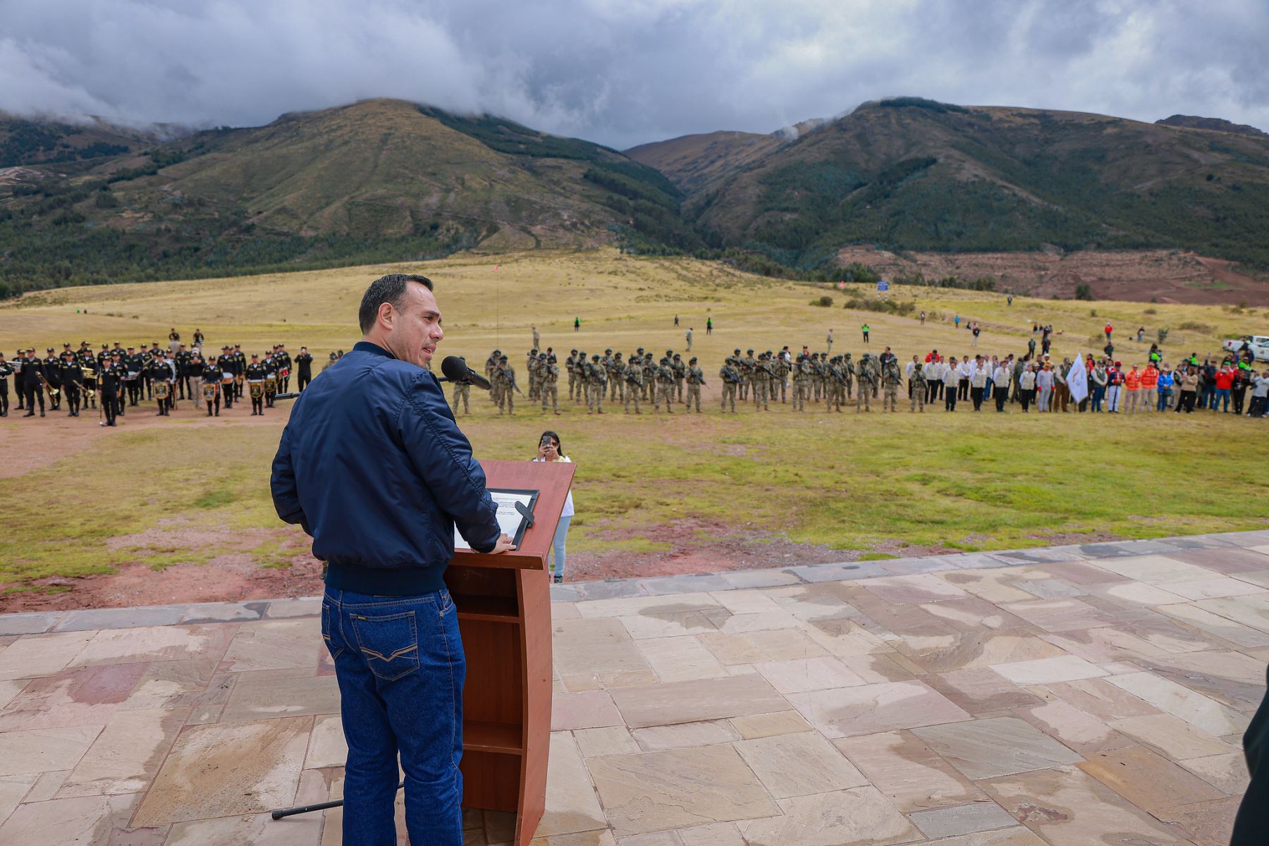 El presidente José Jerí participó en el izamiento del pabellón nacional en el Santuario Histórico de la Pampa de Ayacucho, recordando el sacrificio de quienes lucharon por la libertad. Un homenaje que refuerza el amor por la patria y la unidad nacional.  Foto: ANDINA/Prensa Presidencia