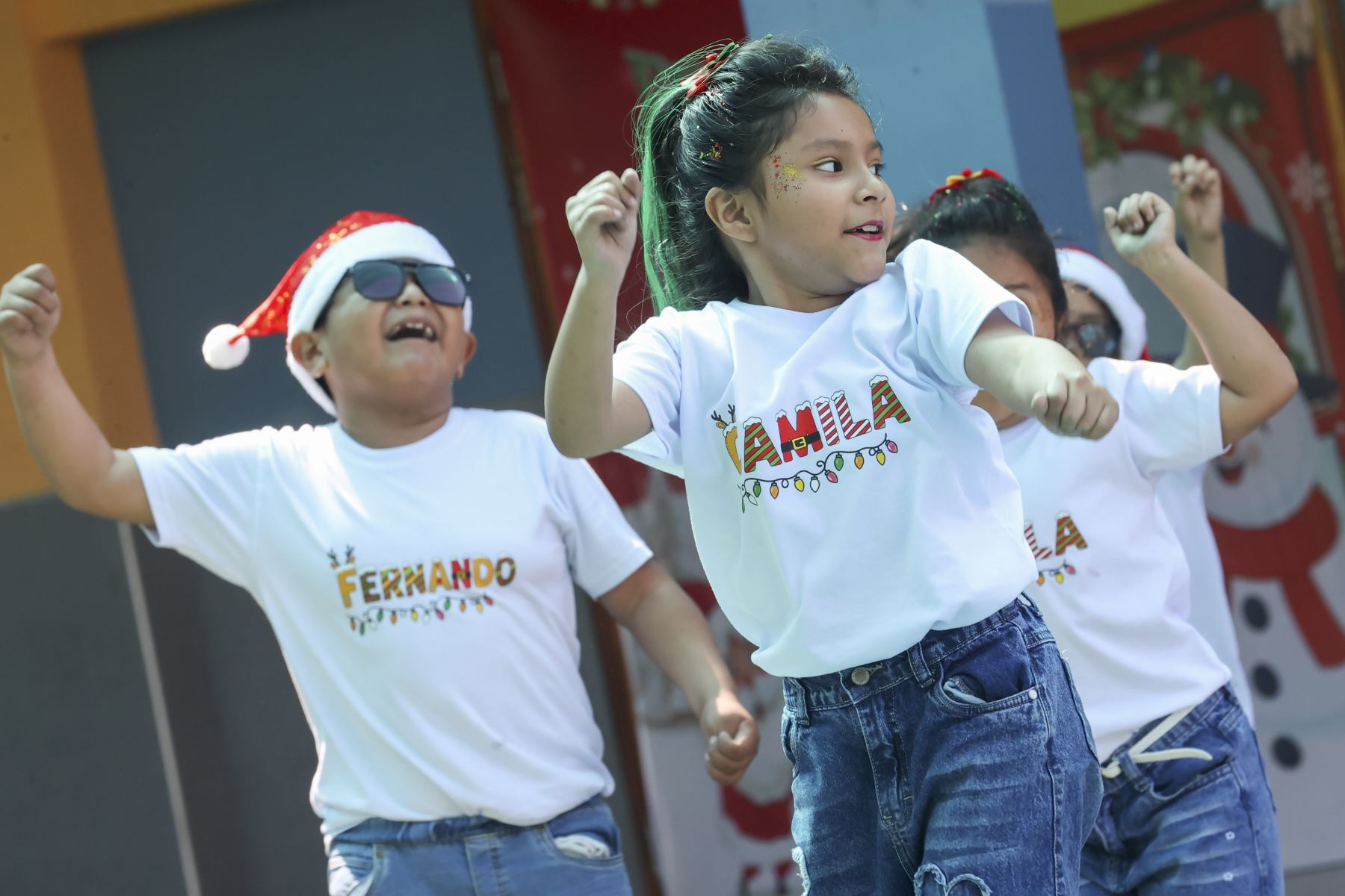 Más de 33000 escolares de diversas regiones del país participan en muestras artísticas por Navidad, impulsadas por el Ministerio de Educación, como parte del cierre del año escolar 2025. La propuesta “Navidad Andina”, a cargo de estudiantes de la Institución Educativa Melitón Carvajal, del distrito de Lince contó con 25 escolares de tercero a sexto grado de primaria. De manera complementaria, escolares de la I. E. 1204 Villa Jardín, del distrito de San Luis, presentan la propuesta “Navidad Rock”.
Foto: ANDINA/Juan Carlos Guzmán Negrini