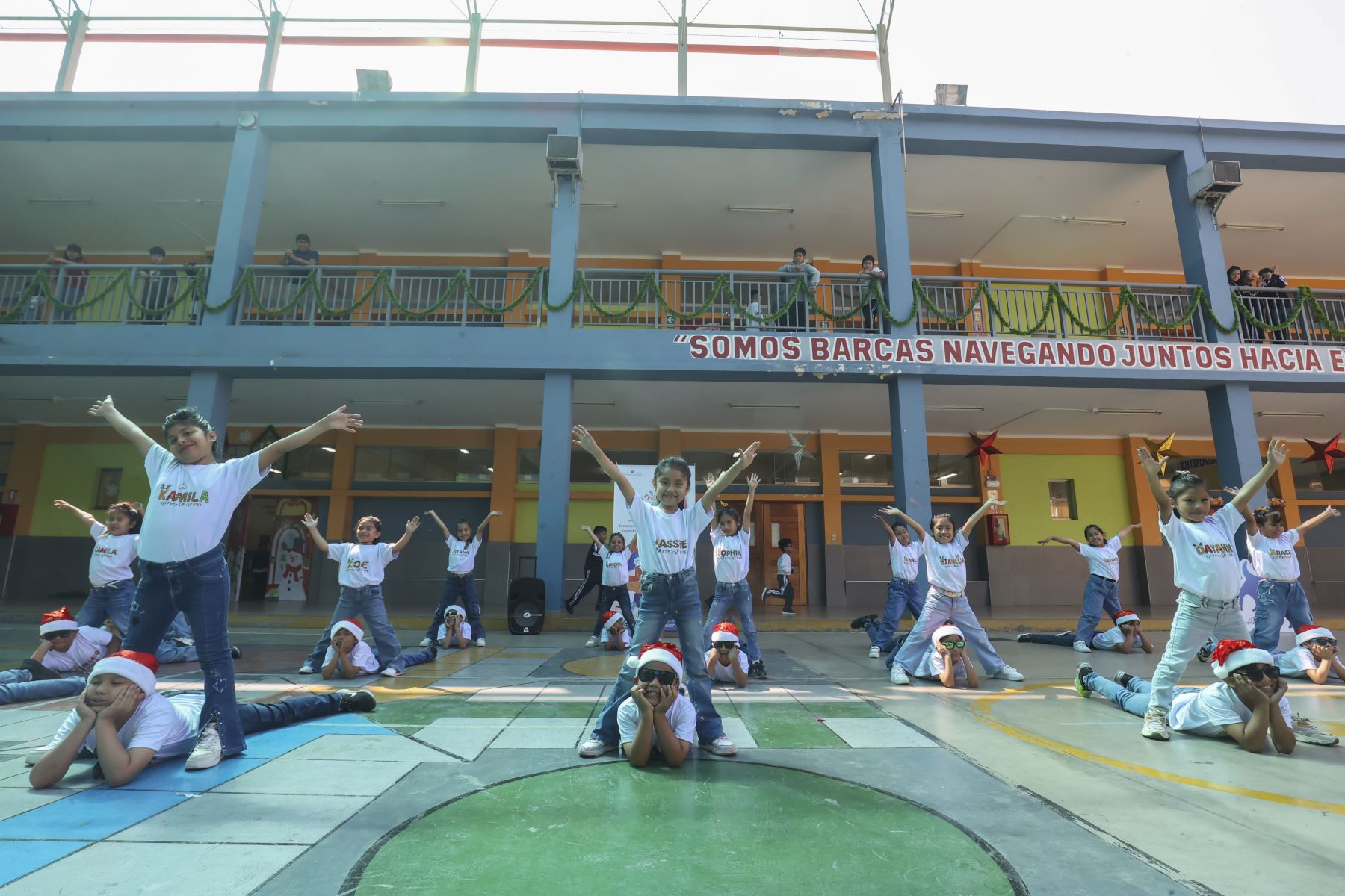 Más de 33000 escolares de diversas regiones del país participan en muestras artísticas por Navidad, impulsadas por el Ministerio de Educación, como parte del cierre del año escolar 2025. La propuesta “Navidad Andina”, a cargo de estudiantes de la Institución Educativa Melitón Carvajal, del distrito de Lince contó con 25 escolares de tercero a sexto grado de primaria. De manera complementaria, escolares de la I. E. 1204 Villa Jardín, del distrito de San Luis, presentan la propuesta “Navidad Rock”.
Foto: ANDINA/Juan Carlos Guzmán Negrini