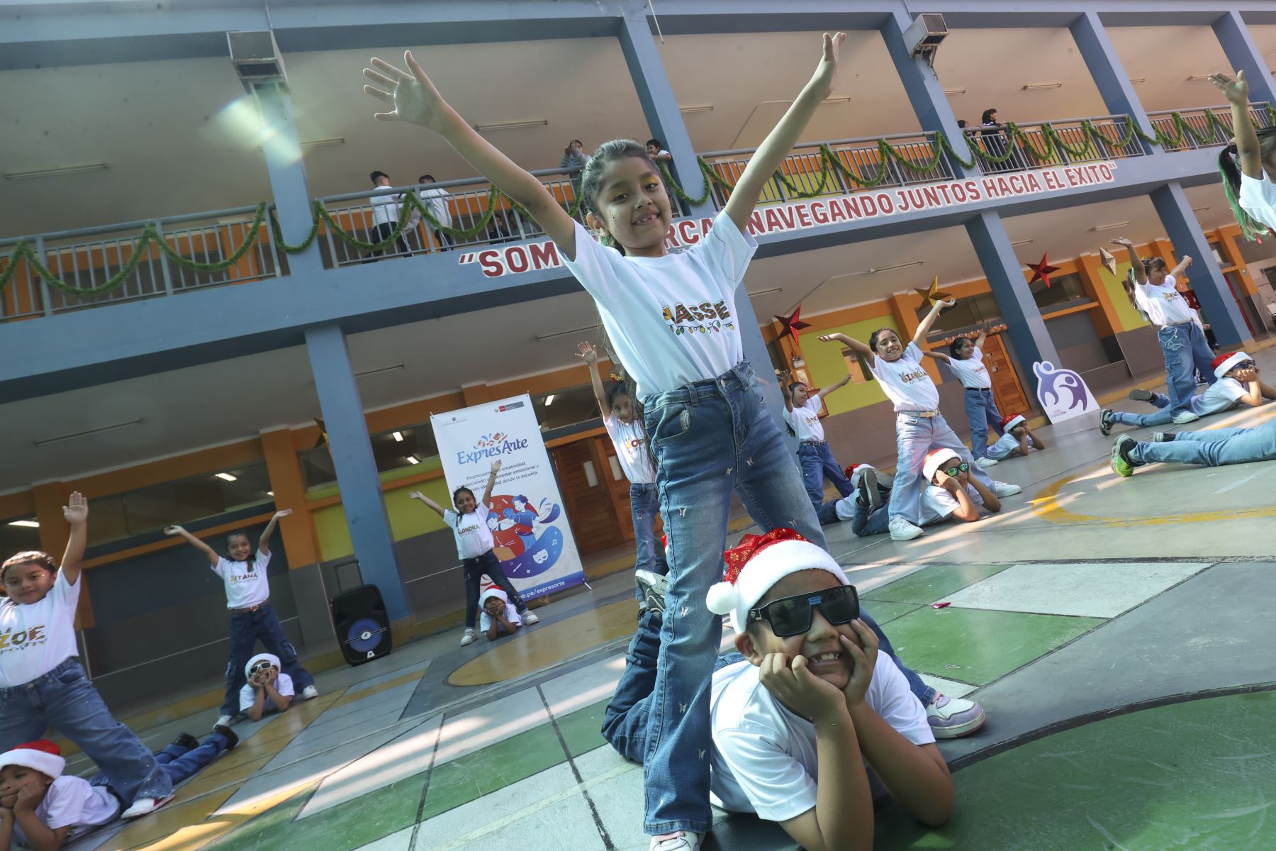 Más de 33000 escolares de diversas regiones del país participan en muestras artísticas por Navidad, impulsadas por el Ministerio de Educación, como parte del cierre del año escolar 2025. La propuesta “Navidad Andina”, a cargo de estudiantes de la Institución Educativa Melitón Carvajal, del distrito de Lince contó con 25 escolares de tercero a sexto grado de primaria. De manera complementaria, escolares de la I. E. 1204 Villa Jardín, del distrito de San Luis, presentan la propuesta “Navidad Rock”.
Foto: ANDINA/Juan Carlos Guzmán Negrini