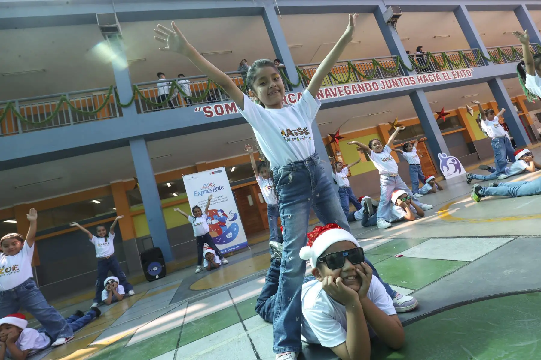 Más de 33000 escolares de diversas regiones del país participan en muestras artísticas por Navidad, impulsadas por el Ministerio de Educación, como parte del cierre del año escolar 2025. La propuesta “Navidad Andina”, a cargo de estudiantes de la Institución Educativa Melitón Carvajal, del distrito de Lince contó con 25 escolares de tercero a sexto grado de primaria. De manera complementaria, escolares de la I. E. 1204 Villa Jardín, del distrito de San Luis, presentan la propuesta “Navidad Rock”.
Foto: ANDINA/Juan Carlos Guzmán Negrini