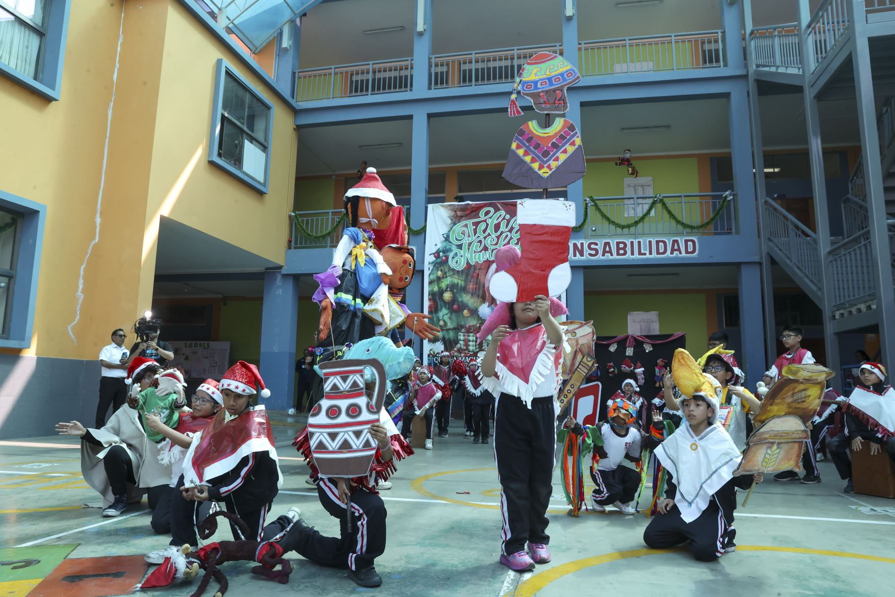 La propuesta “Navidad Andina”, a cargo de estudiantes de la Institución Educativa Melitón Carvajal, del distrito de Lince contó con 25 escolares de tercero a sexto grado de primaria. 
Foto: ANDINA/Juan Carlos Guzmán Negrini