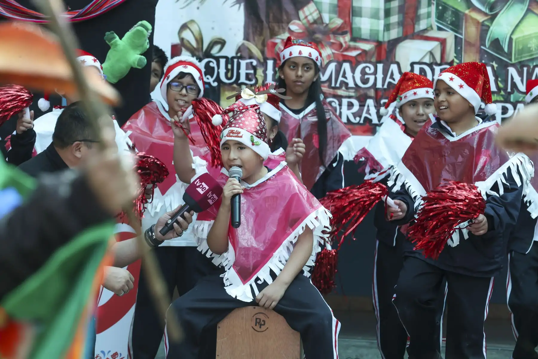 Más de 33000 escolares de diversas regiones del país participan en muestras artísticas por Navidad, impulsadas por el Ministerio de Educación, como parte del cierre del año escolar 2025. La propuesta “Navidad Andina”, a cargo de estudiantes de la Institución Educativa Melitón Carvajal, del distrito de Lince contó con 25 escolares de tercero a sexto grado de primaria. De manera complementaria, escolares de la I. E. 1204 Villa Jardín, del distrito de San Luis, presentan la propuesta “Navidad Rock”.
Foto: ANDINA/Juan Carlos Guzmán Negrini