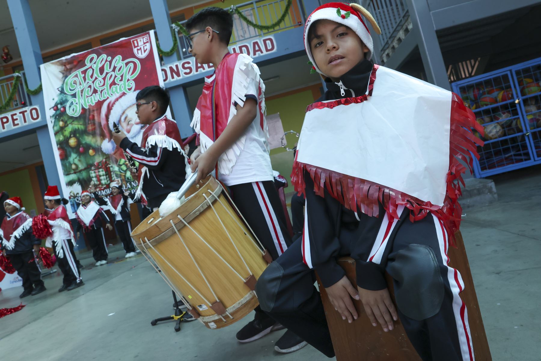 Más de 33000 escolares de diversas regiones del país participan en muestras artísticas por Navidad, impulsadas por el Ministerio de Educación, como parte del cierre del año escolar 2025. La propuesta “Navidad Andina”, a cargo de estudiantes de la Institución Educativa Melitón Carvajal, del distrito de Lince contó con 25 escolares de tercero a sexto grado de primaria. De manera complementaria, escolares de la I. E. 1204 Villa Jardín, del distrito de San Luis, presentan la propuesta “Navidad Rock”.
Foto: ANDINA/Juan Carlos Guzmán Negrini