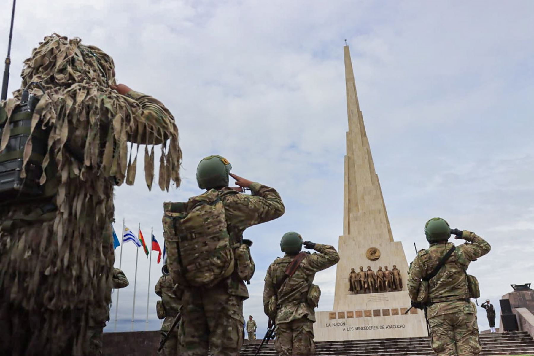 El presidente José Jerí participó en el izamiento del pabellón nacional en el Santuario Histórico de la Pampa de Ayacucho, recordando el sacrificio de quienes lucharon por la libertad. Un homenaje que refuerza el amor por la patria y la unidad nacional.  Foto: ANDINA/Prensa Presidencia