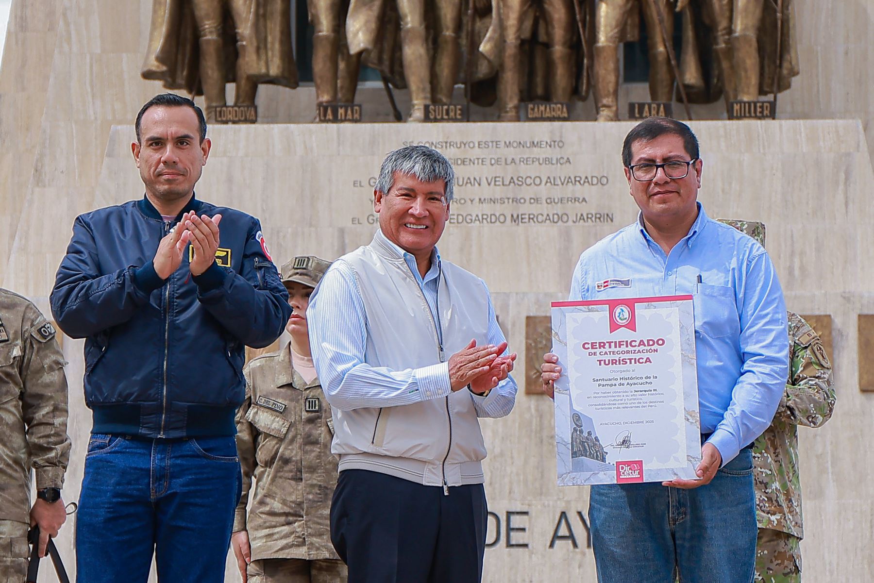 El presidente José Jerí participó en el izamiento del pabellón nacional en el Santuario Histórico de la Pampa de Ayacucho, recordando el sacrificio de quienes lucharon por la libertad. Un homenaje que refuerza el amor por la patria y la unidad nacional.  Foto: ANDINA/Prensa Presidencia
