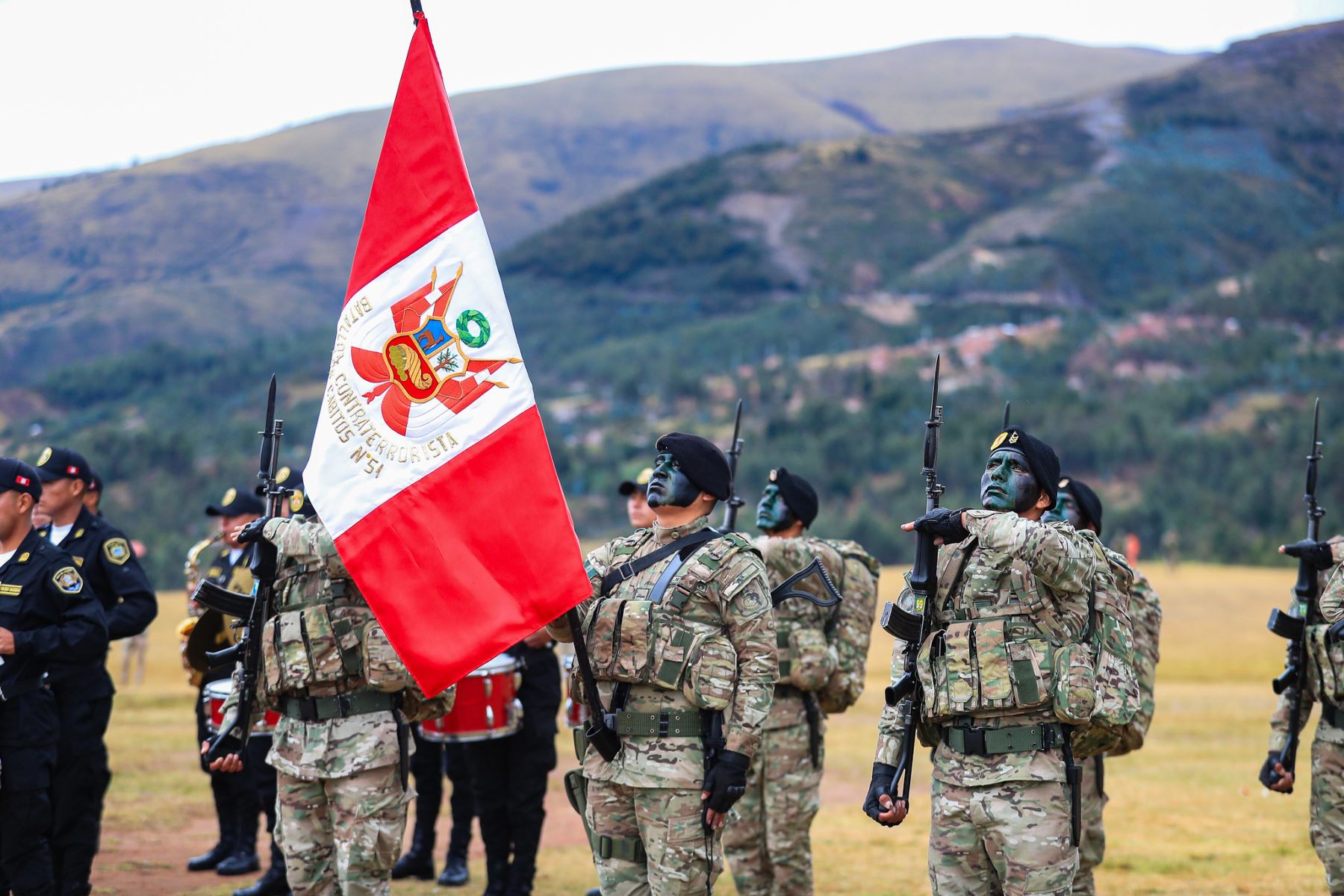 El presidente José Jerí participó en el izamiento del pabellón nacional en el Santuario Histórico de la Pampa de Ayacucho, recordando el sacrificio de quienes lucharon por la libertad. Un homenaje que refuerza el amor por la patria y la unidad nacional.  Foto: ANDINA/Prensa Presidencia