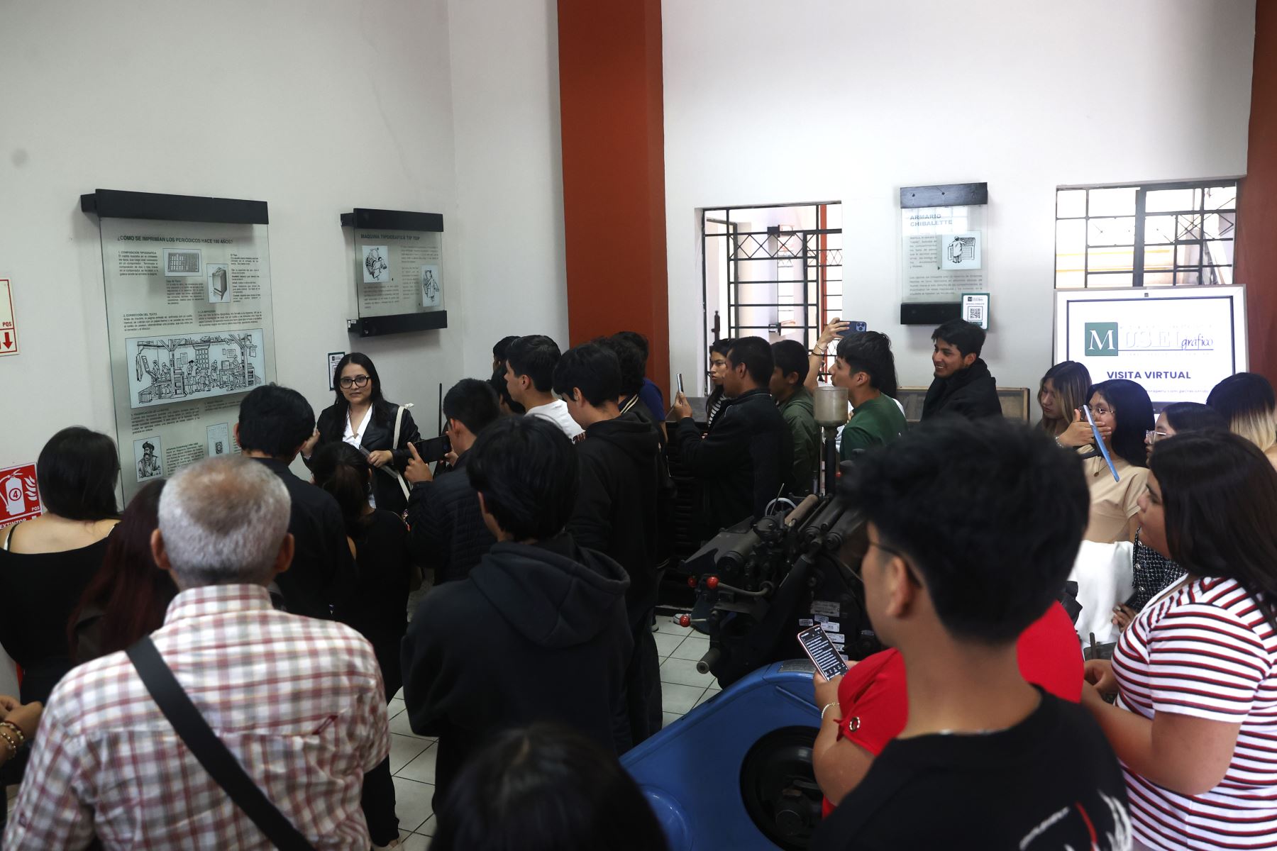 Estudiantes de la Universidad Nacional José Faustino Sánchez Carrión de Huacho visitan las instalaciones del Centro de Documentación  y el Museo Gráfico de Editora Perú. 
Foto: ANDINA/ Vidal Tarqui