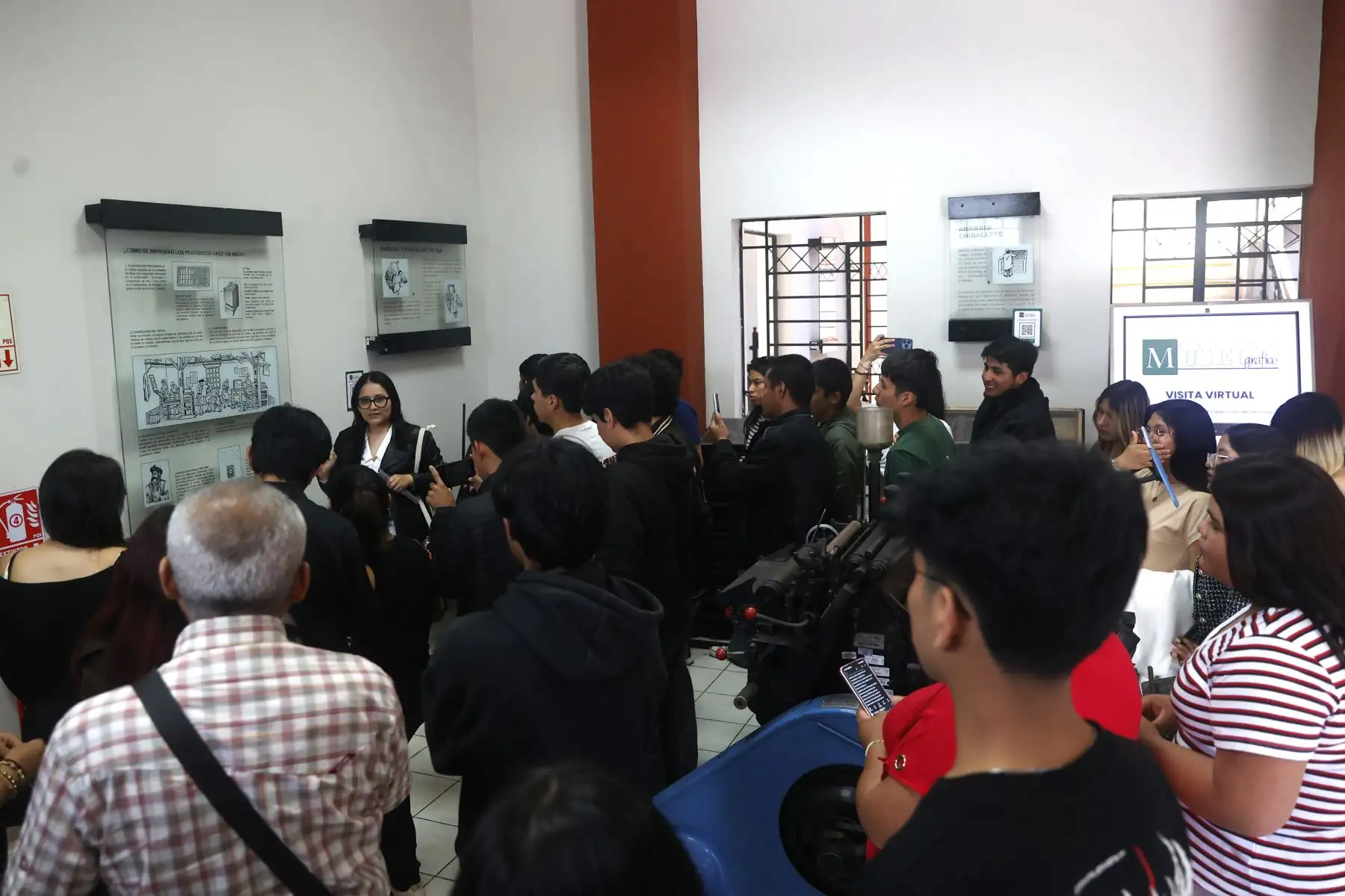 Estudiantes de la Universidad Nacional José Faustino Sánchez Carrión de Huacho visitan las instalaciones del Centro de Documentación  y el Museo Gráfico de Editora Perú. 
Foto: ANDINA/ Vidal Tarqui