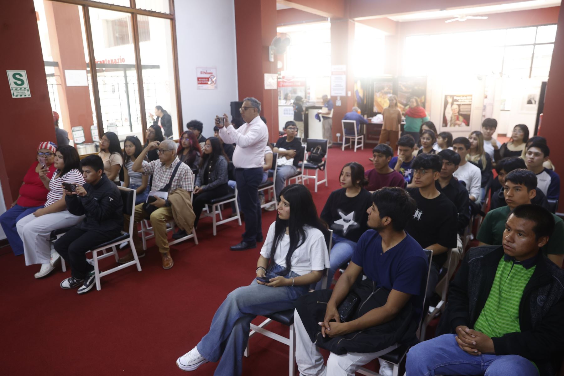 Estudiantes de la Universidad Nacional José Faustino Sánchez Carrión de Huacho visitan las instalaciones del Centro de Documentación  y el Museo Gráfico de Editora Perú. 
Foto: ANDINA/ Vidal Tarqui