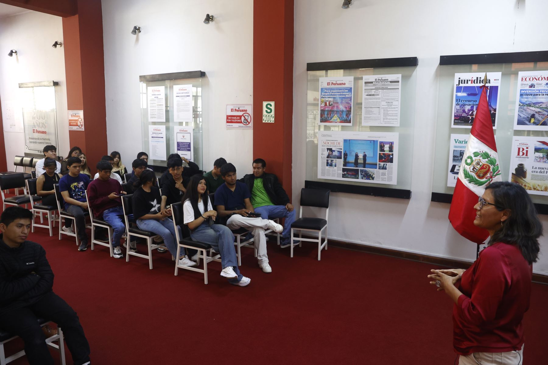 Estudiantes de la Universidad Nacional José Faustino Sánchez Carrión de Huacho visitan las instalaciones del Centro de Documentación  y el Museo Gráfico de Editora Perú. 
Foto: ANDINA/ Vidal Tarqui