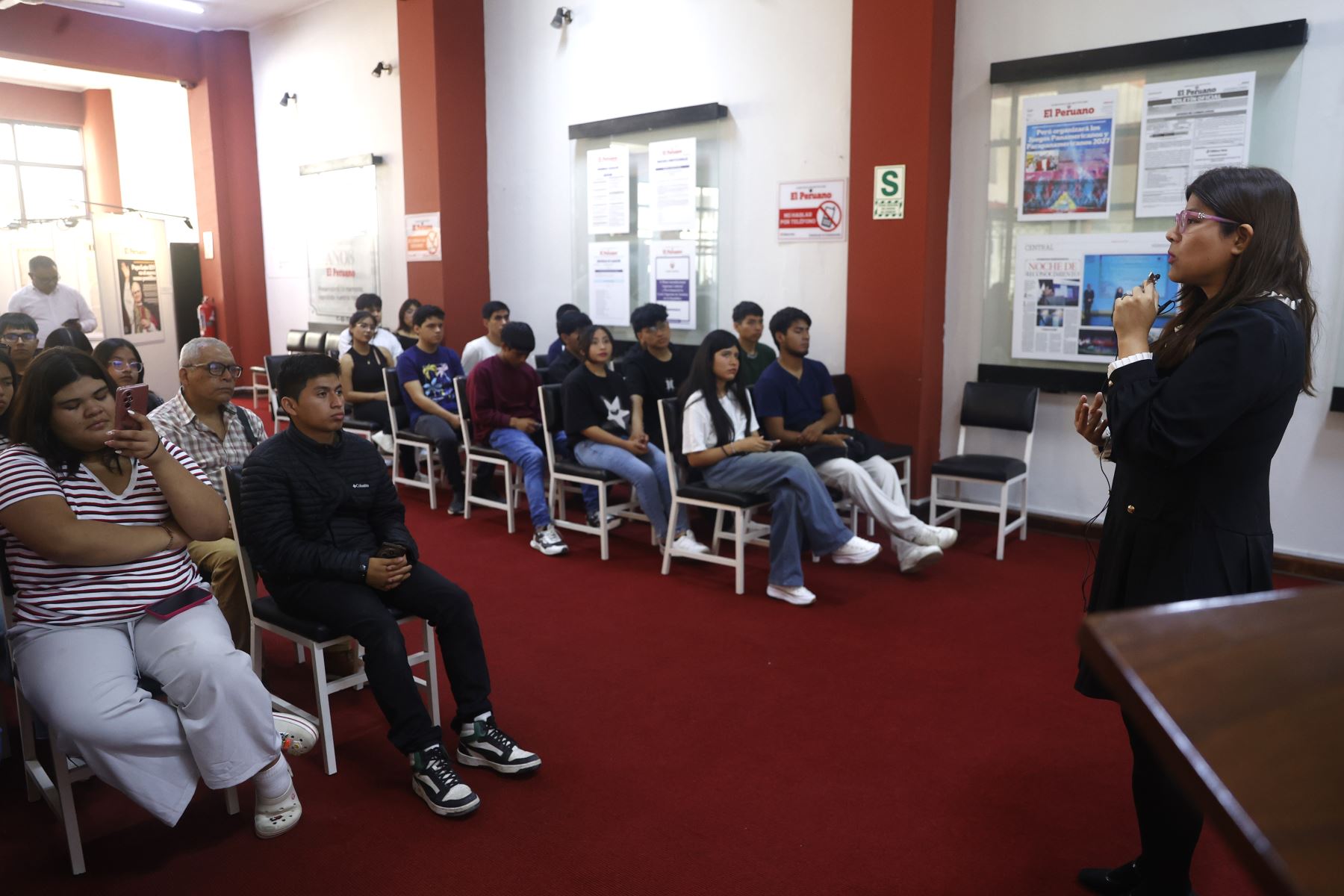 Estudiantes de la Universidad Nacional José Faustino Sánchez Carrión de Huacho visitan las instalaciones del Centro de Documentación  y el Museo Gráfico de Editora Perú. 
Foto: ANDINA/ Vidal Tarqui