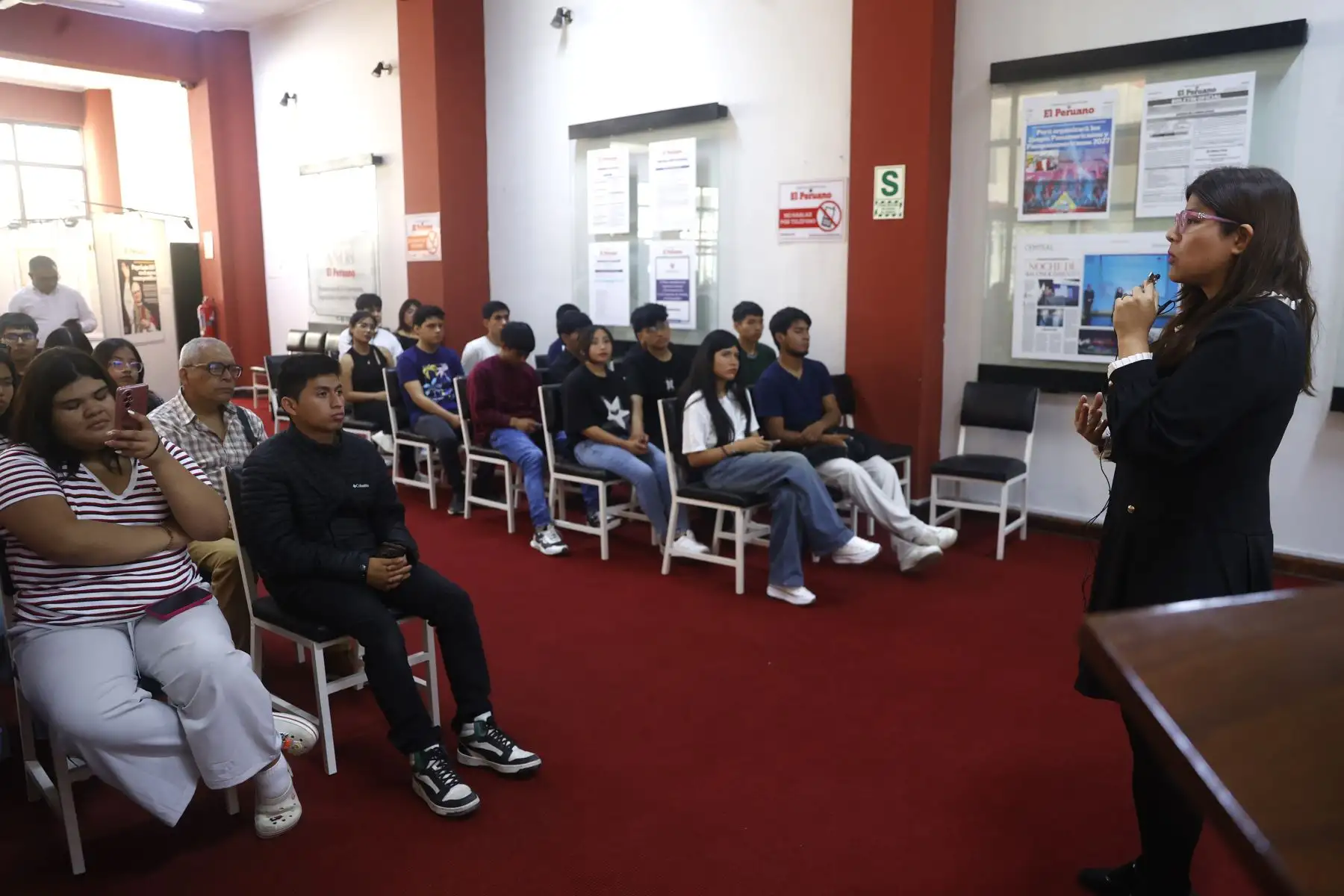 Estudiantes de la Universidad Nacional José Faustino Sánchez Carrión de Huacho visitan las instalaciones del Centro de Documentación  y el Museo Gráfico de Editora Perú. 
Foto: ANDINA/ Vidal Tarqui