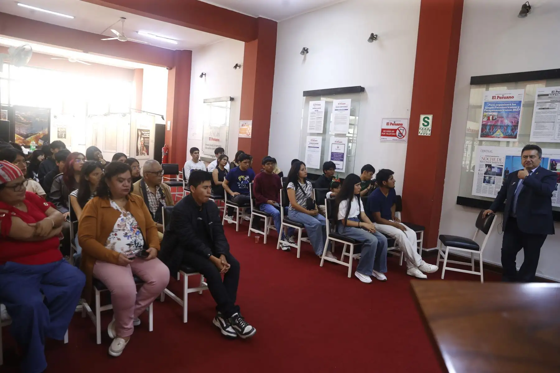 Estudiantes de la Universidad Nacional José Faustino Sánchez Carrión de Huacho visitan las instalaciones del Centro de Documentación  y el Museo Gráfico de Editora Perú. En la imagen,Félix Paz Quiroz, director de Medios Periodísticos de Editora Perú. 
Foto: ANDINA/ Vidal Tarqui