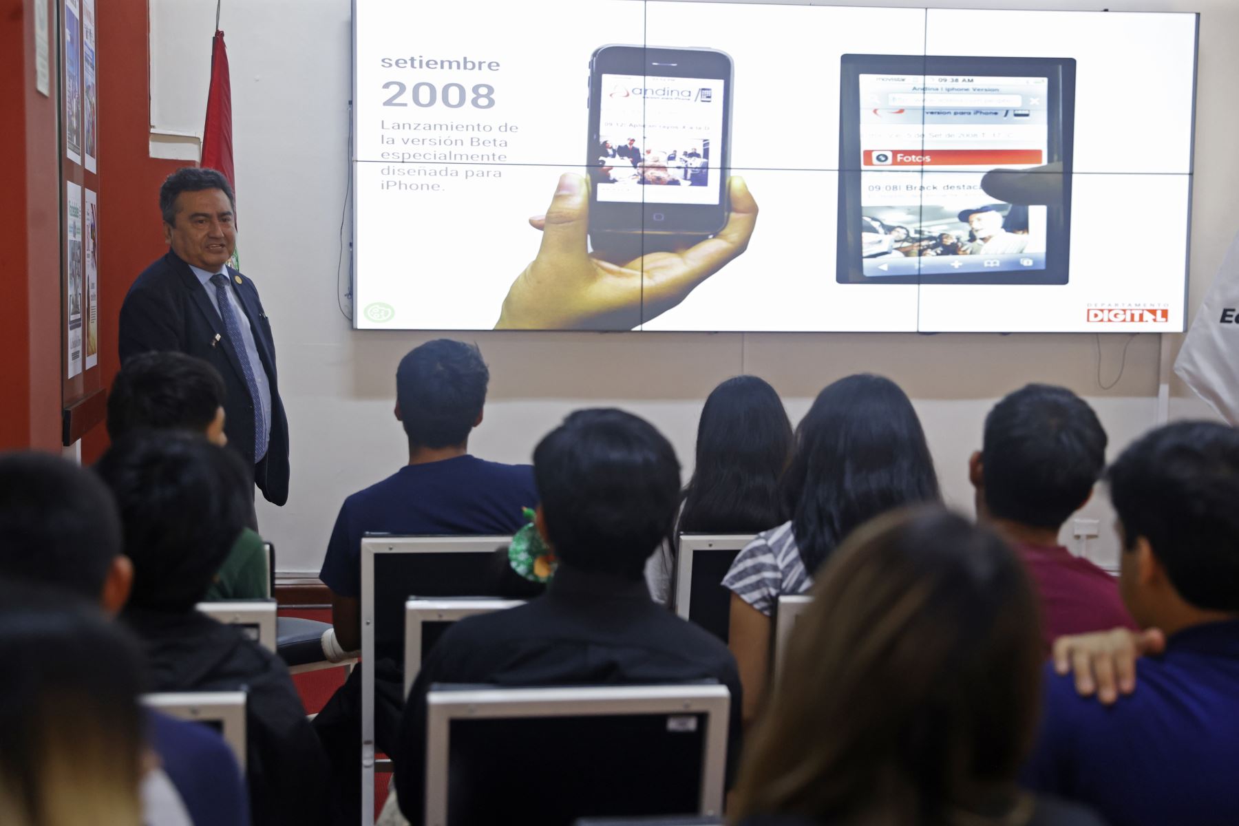 Estudiantes de la Universidad Nacional José Faustino Sánchez Carrión de Huacho visitan las instalaciones del Centro de Documentación  y el Museo Gráfico de Editora Perú. En la imagen,Félix Paz Quiroz, director de Medios Periodísticos de Editora Perú. 
Foto: ANDINA/ Vidal Tarqui