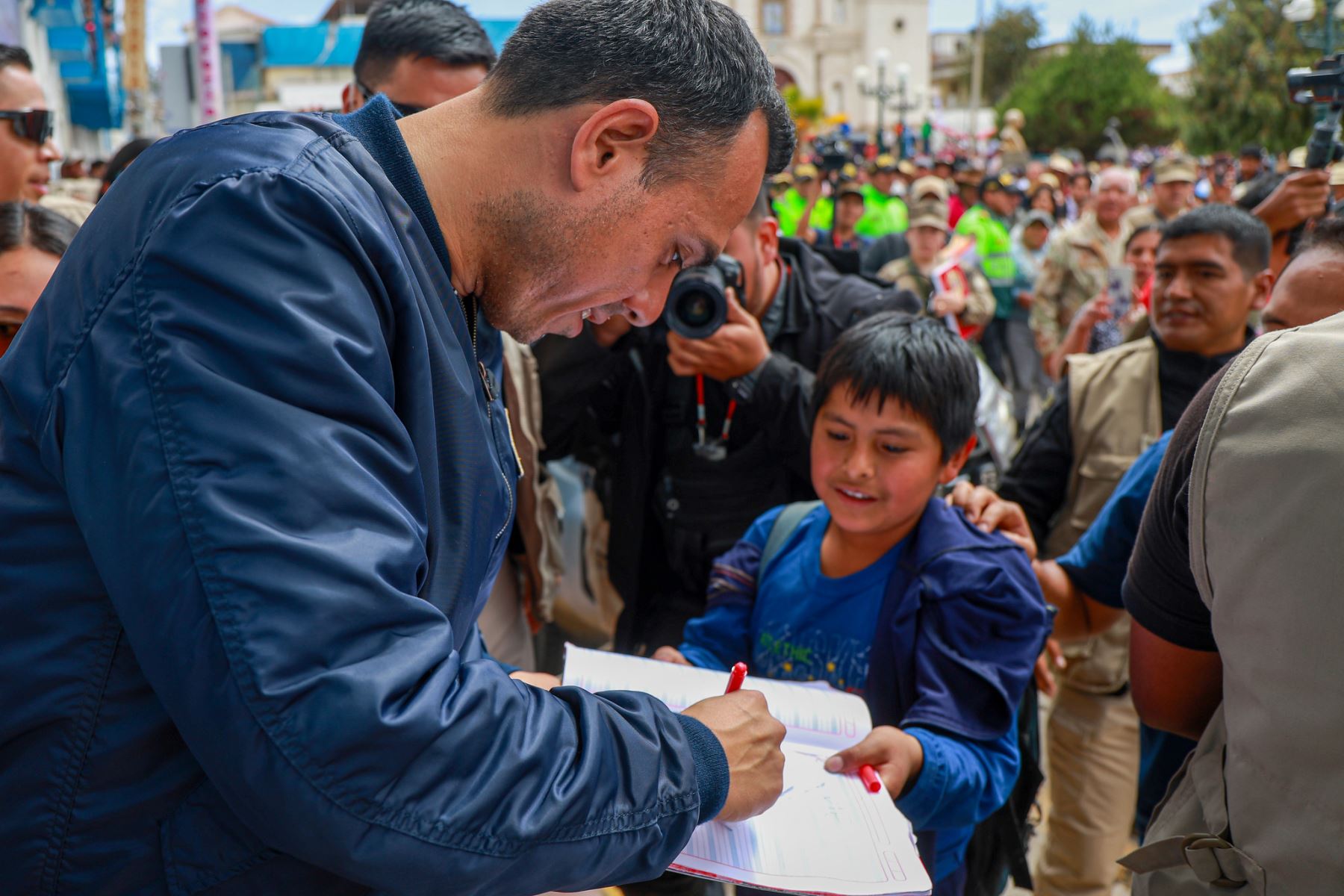 Presidente José Jerí recibe la llave de la ciudad en Coracora y anuncia atención a demandas locales.
Foto: ANDINA/Prensa Presidencia