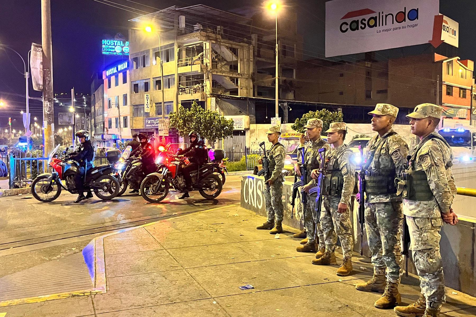 En una ofensiva frontal contra la delincuencia y la inseguridad, tuvo lugar un megaoperativo de control territorial en puntos críticos de los distritos de San Juan de Lurigancho y Ate, que movilizó a un total de 496 efectivos, entre policías y personal del Ejército, informó el Ministerio del Interior (Mininter).
 Foto: ANDINA/Difusión