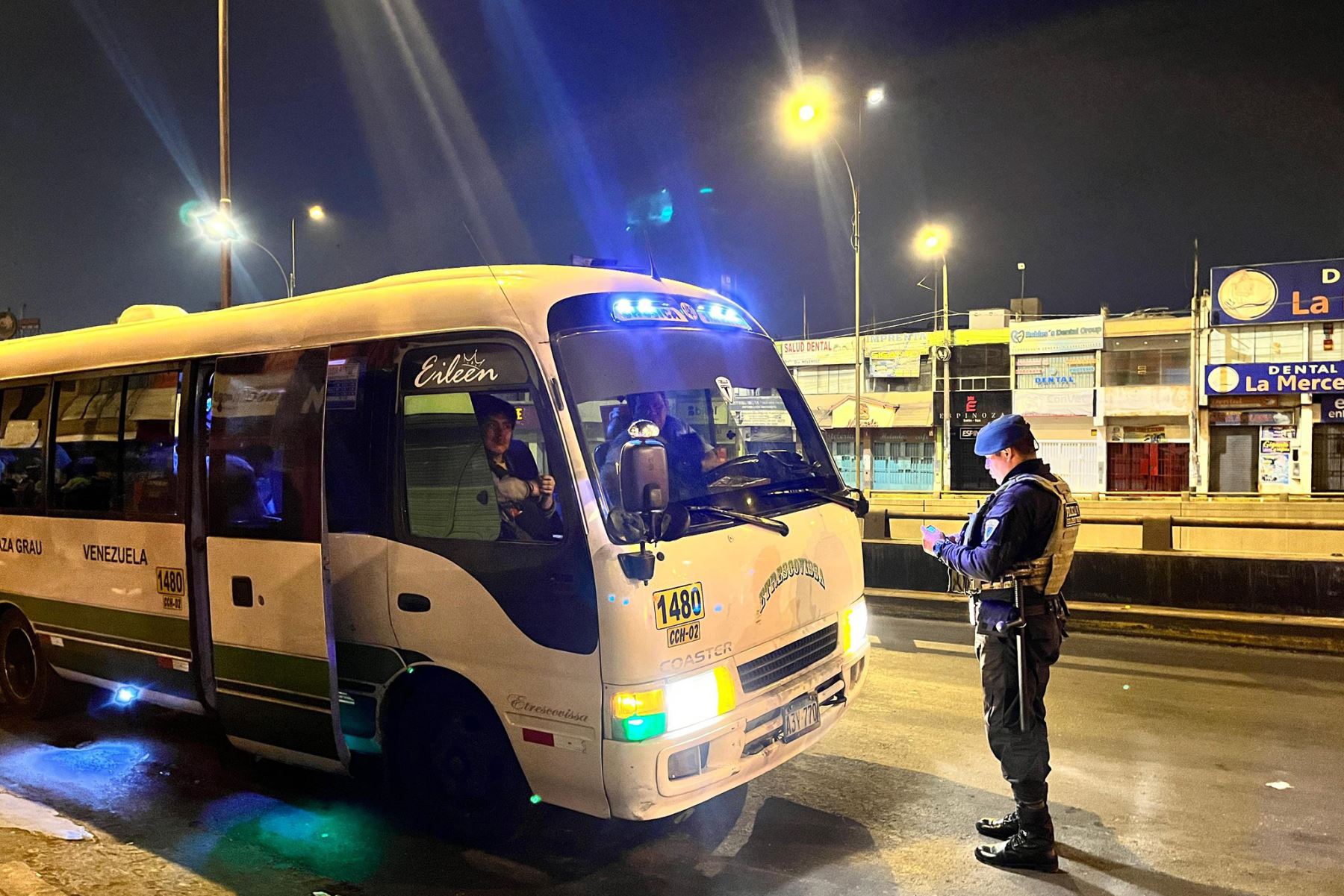 También se realizó un estricto control vial en el cruce de las avenidas Nicolás Ayllón y Javier Prado Este, en donde se detuvo a un ciudadano con requisitoria vigente y a otro por el presunto delito de peligro común (conducir en estado de ebriedad). Foto: ANDINA/Difusión