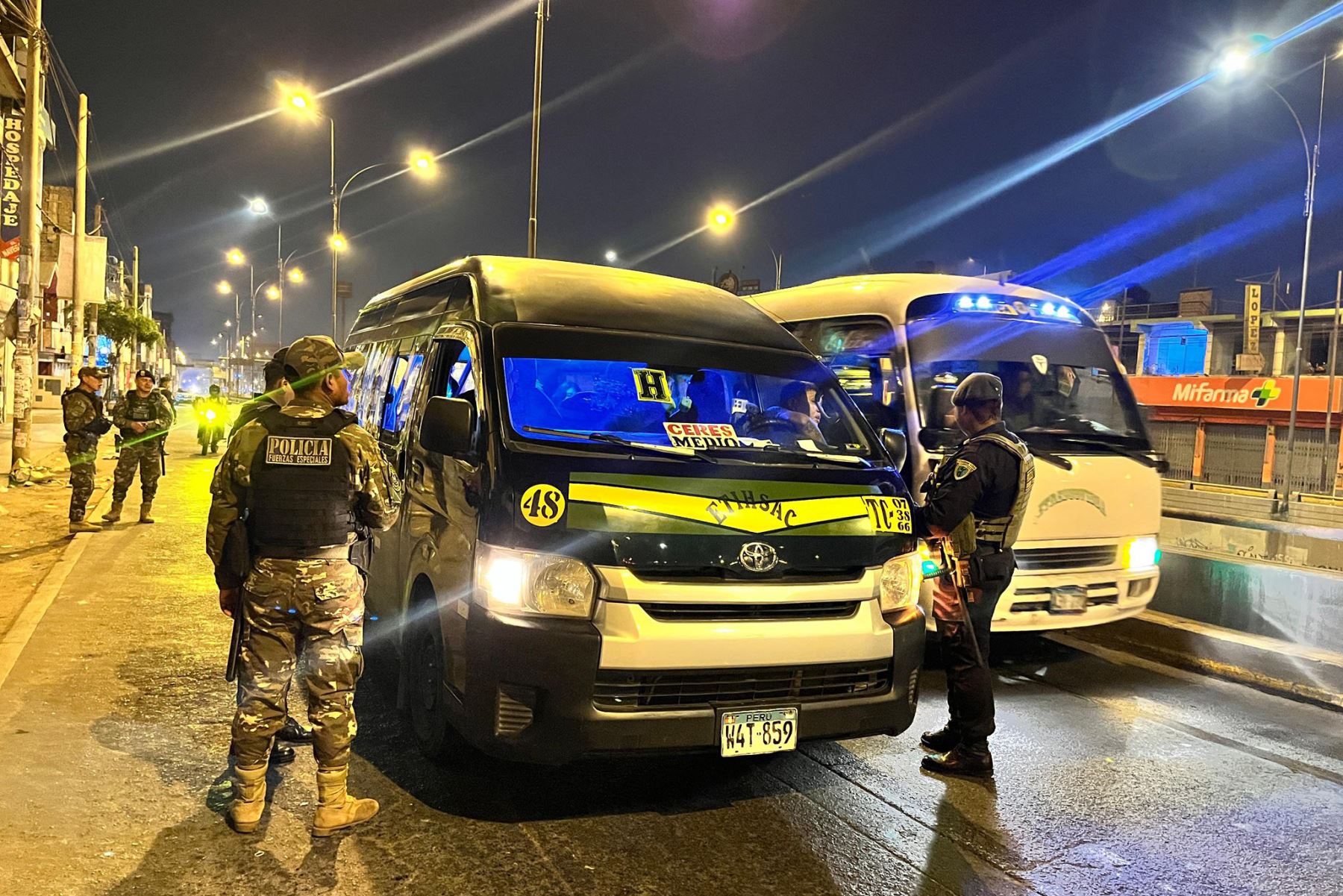 En paralelo, las fuerzas del orden ejecutaron acciones de control en Ate, en donde también participaron igual número de efectivos policiales y militares.
 Foto: ANDINA/Difusión