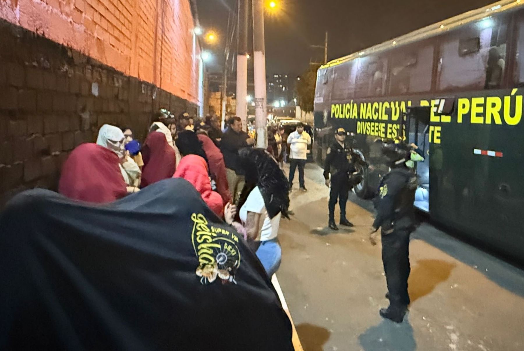 Durante el recorrido por la Av. Gran Chimú se intervinieron diversos locales nocturnos. Foto: ANDINA/Difusión