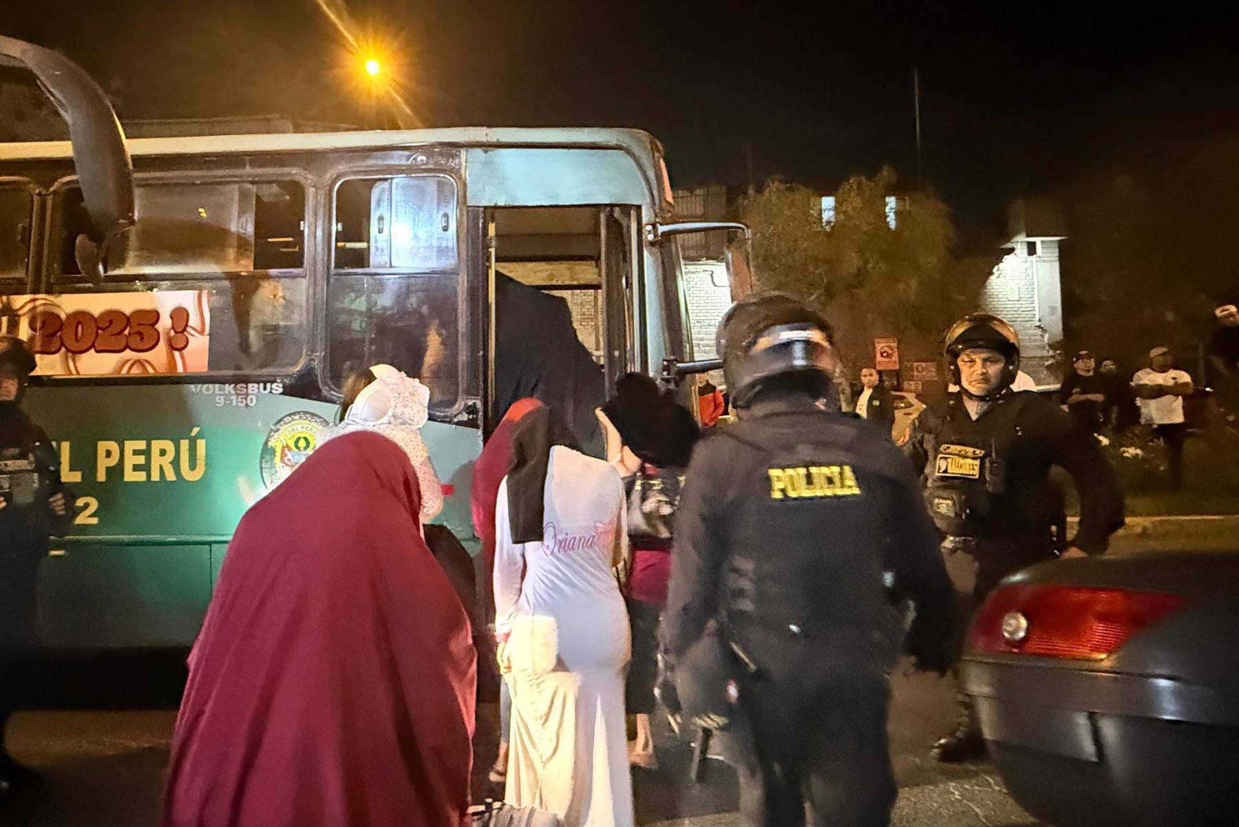En un conocido local nocturno ubicado en la Av. Santa Rosa, se fiscalizó a más de 150 varones y se intervino a 86 mujeres extranjeras, quienes fueron conducidas a la comisaría de Salamanca para pasar el control migratorio correspondiente. Foto: ANDINA/Difusión