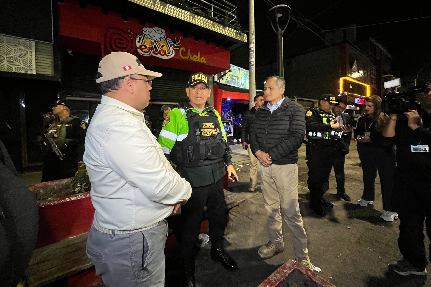 Esta importante acción de las fuerzas del orden, que se extendió hasta horas de la madrugada de hoy, fue supervisada por el ministro de Justicia y Derechos Humanos, Walter Martínez, y el viceministro de Seguridad Pública del Mininter, José Zapata, junto con el jefe de la Región Policial Lima, gral. PNP Enrique Felipe Monroy. Foto: ANDINA/Difusión