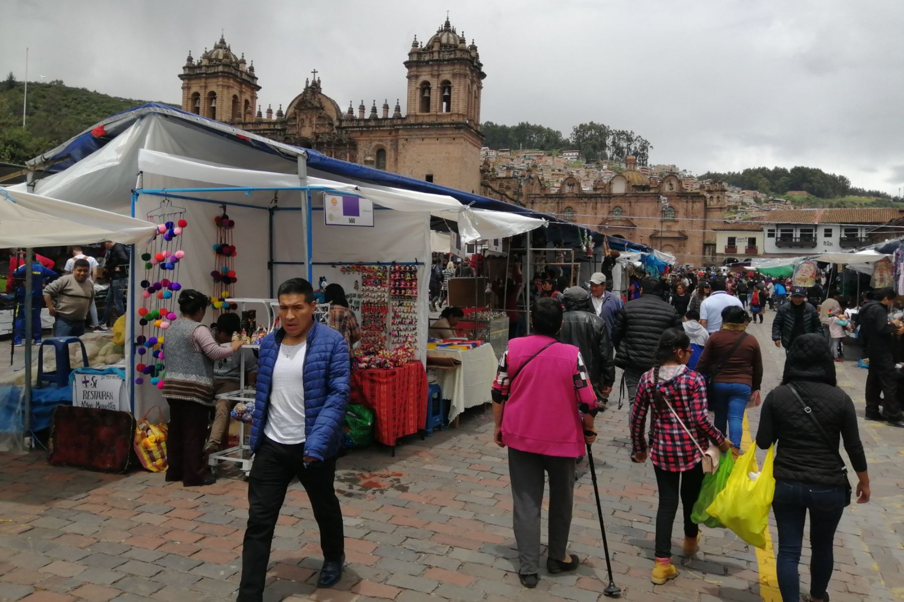 Al llegar a la ciudad del Cusco, como punto de partida a los diferentes atractivos, tanto por vía aérea y terrestre, los turistas disfrutarán del tradicional Santurantikuy 2025, feria de exposición y venta de arte popular alusivo a la Navidad Cusqueña, declarado Patrimonio Cultural de la Nación. Foto: ANDINA/Percy Hurtado Santillán