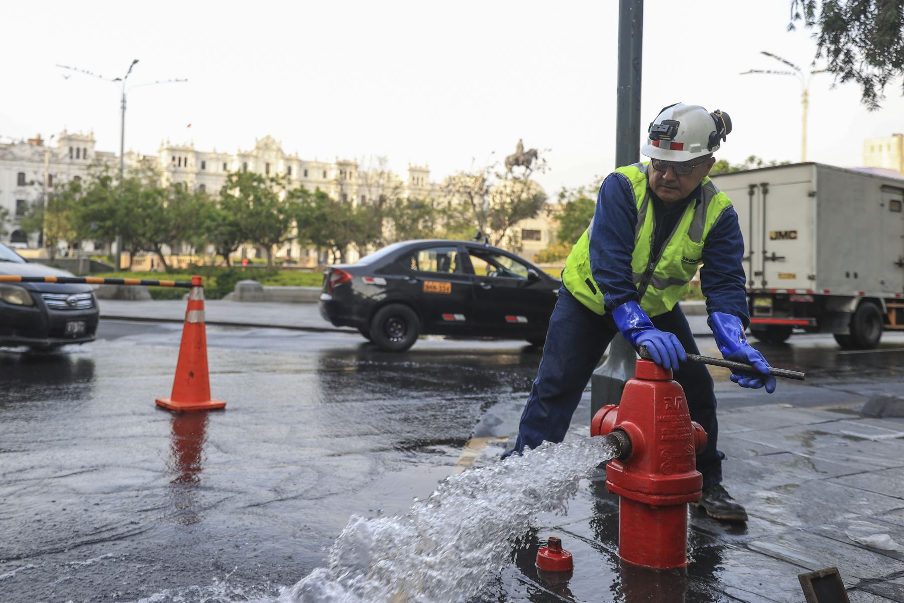 Asimismo, como parte del plan de contingencia, la empresa ha reforzado la capacidad operativa de sus cuadrillas en los siete centros de servicios de Lima Norte, Centro y Sur, brindando apoyo permanente al Cuerpo General de Bomberos Voluntarios del Perú Foto: ANDINA/Jhonel Rodríguez Robles