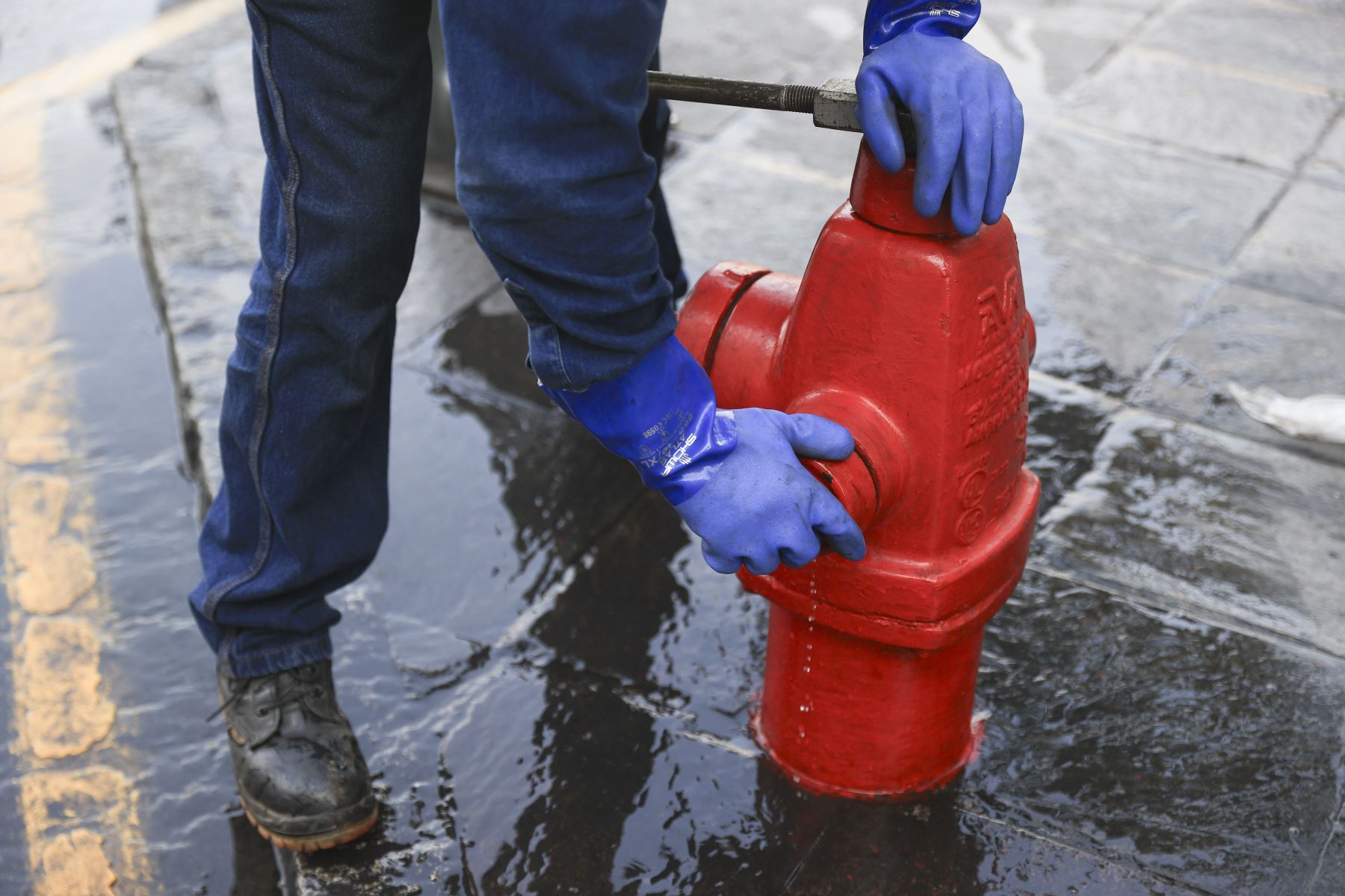 Sedapal garantiza la operatividad de 42 hidrantes en Mesa redonda y alrededores, así como el apoyo permanente a los Bomberos.  Foto: ANDINA/Jhonel Rodríguez Robles