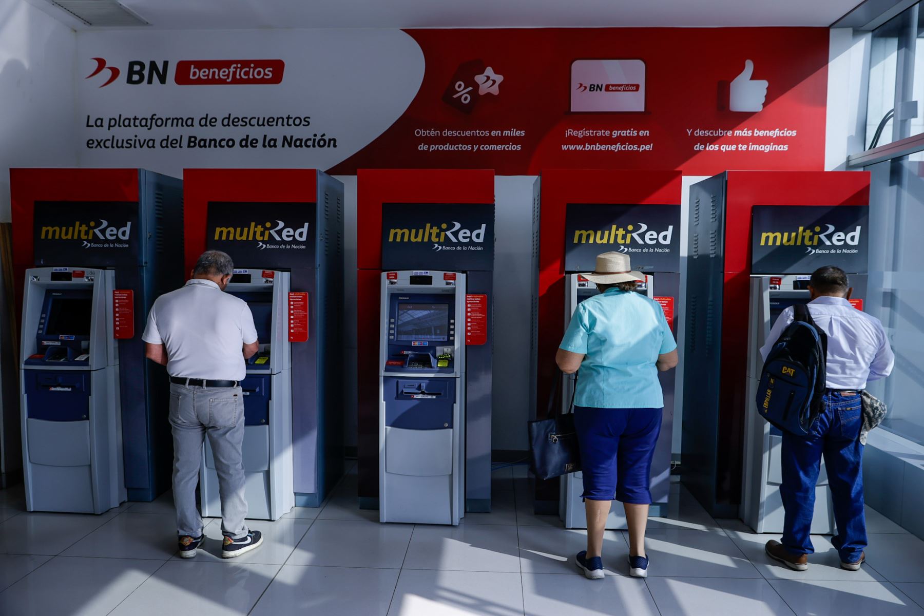 El Banco de la Nación recomendó a los beneficiarios verificar previamente si forman parte de la lista 22 a través de la plataforma oficial, en el botón 4, utilizando únicamente el DNI del fonavista titular, con el objetivo de evitar desplazamientos innecesarios.
 Foto: ANDINA/Luis Iparraguirre