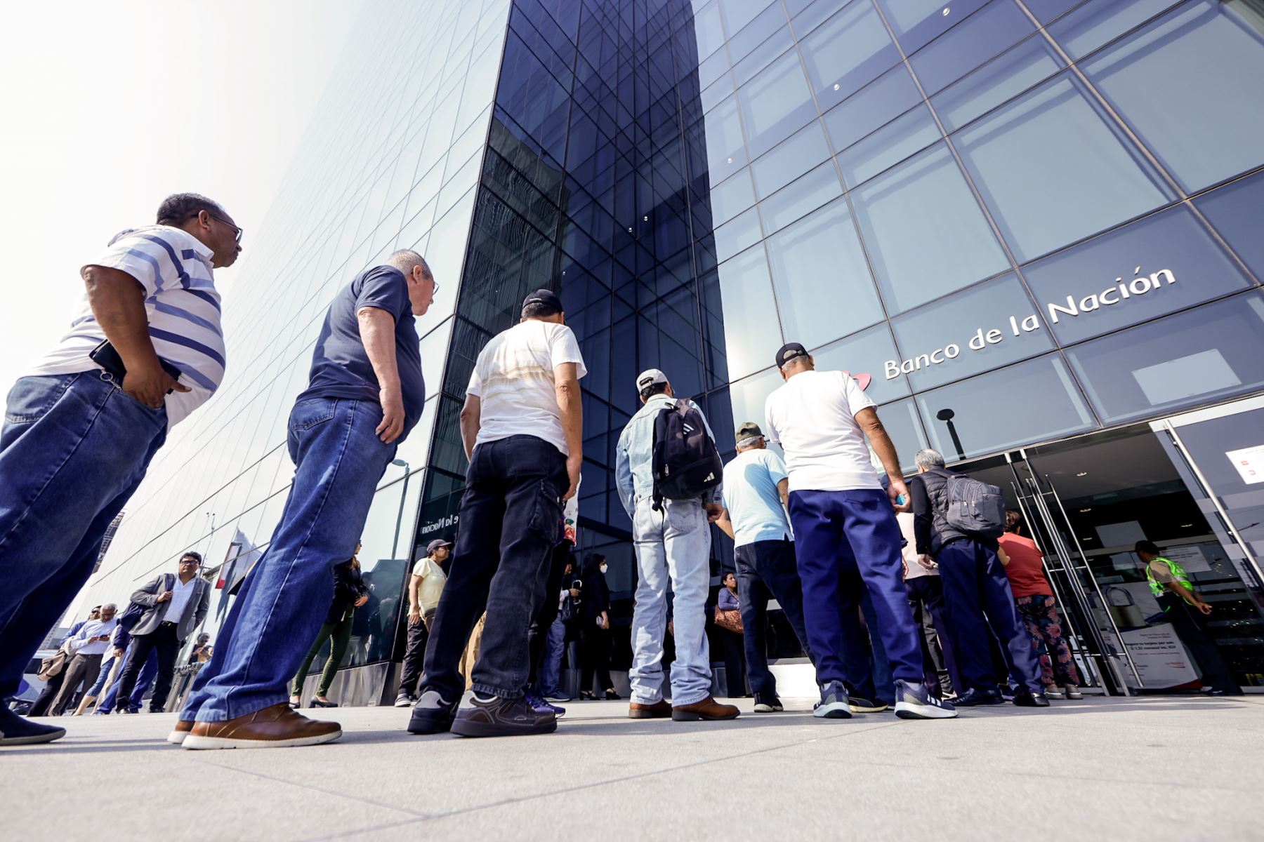 El Banco de la Nación puso a disposición más de 550 agencias a nivel nacional para atender a los fonavistas incluidos en este grupo de pago, a fin de garantizar un proceso ordenado y evitar aglomeraciones, indicó la entidad. Foto: ANDINA/Luis Iparraguirre