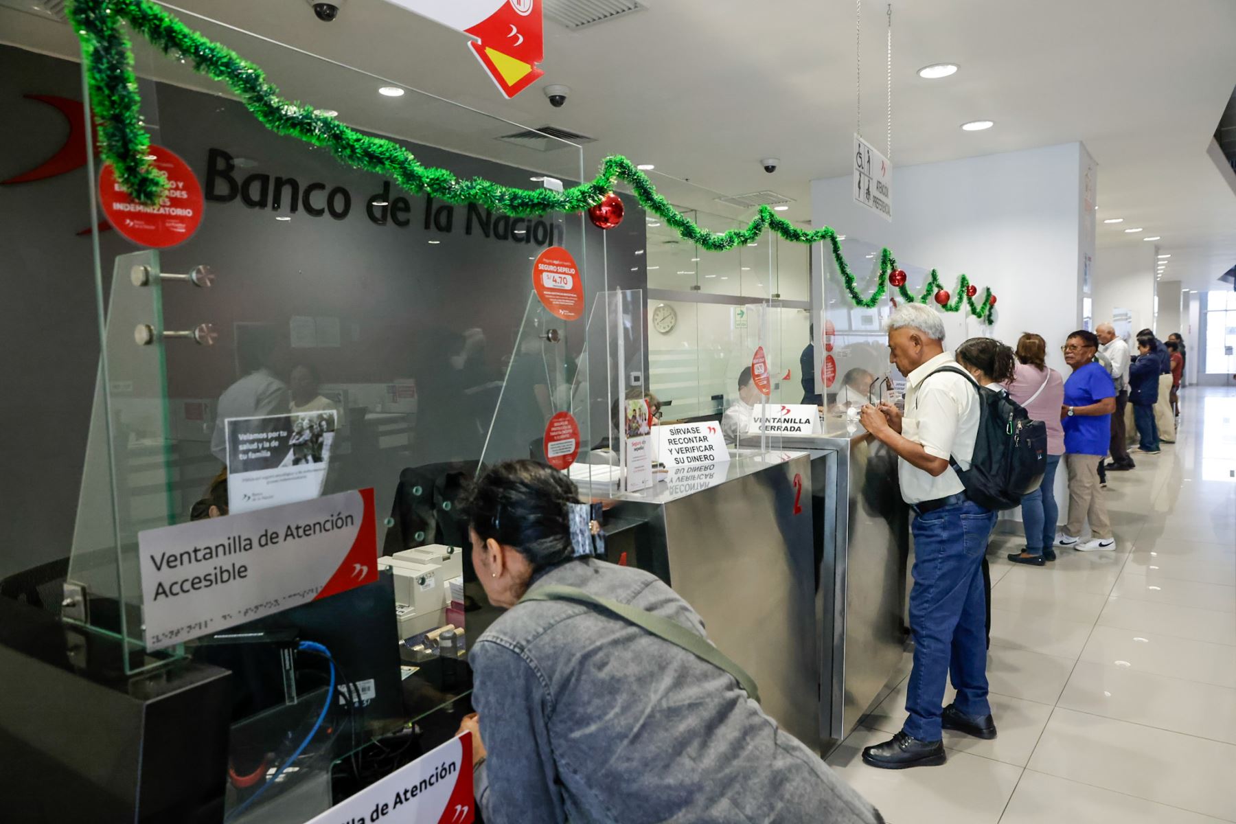 Fonavistas, Beneficiarios del FONAVI podrán cobrar a partir de hoy en cualquiera de las 550 agencias del Banco de la Nación a nivel nacional. Foto: ANDINA/Luis Iparraguirre