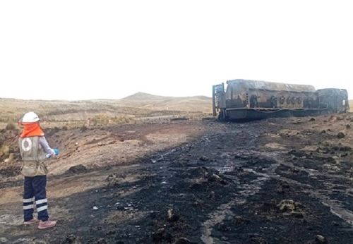 El OEFA confirmó el derrame de combustible tras el vuelco e incendio de un camión cisterna en la carretera Espinar - Sicuani, región Cusco.
