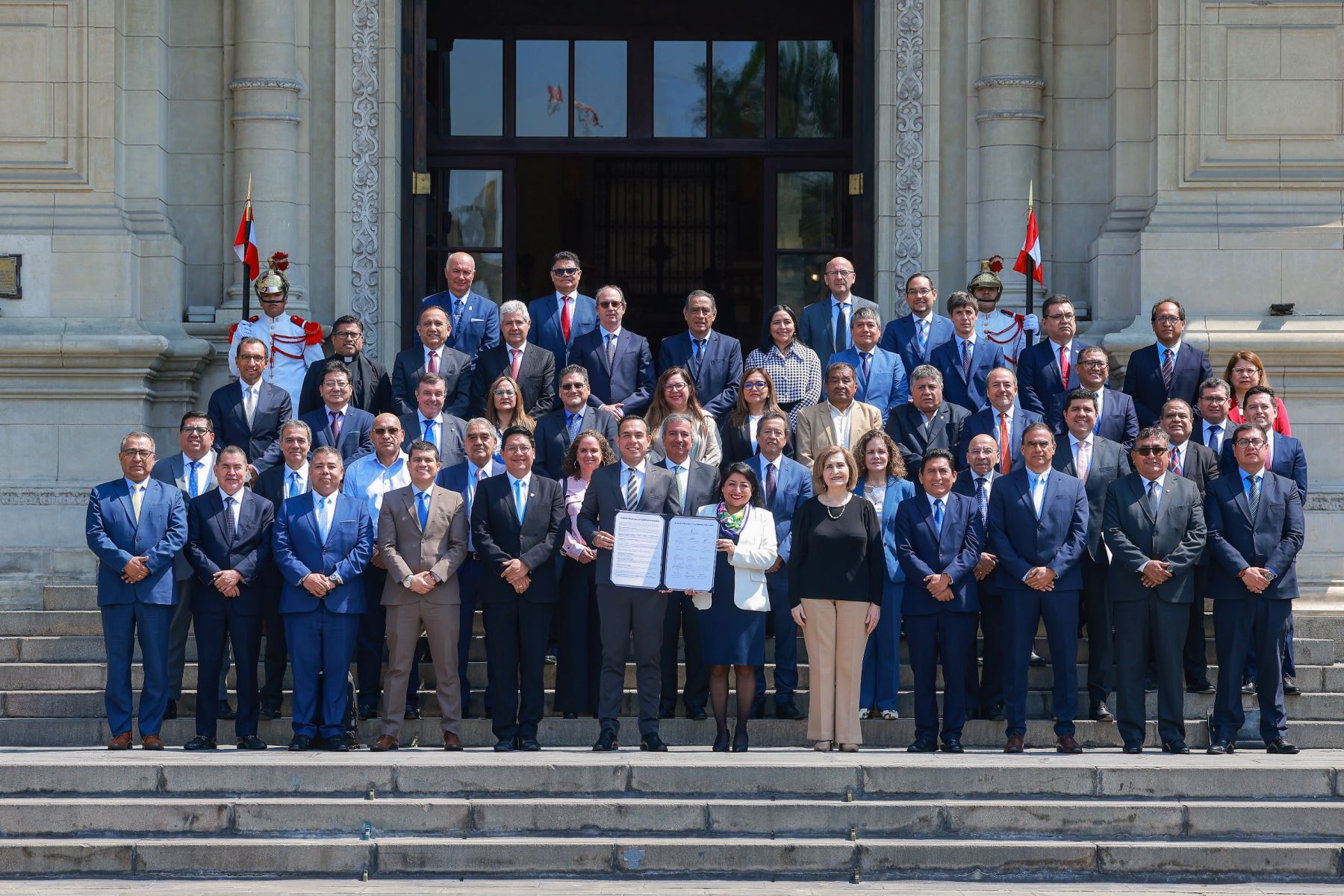 El presidente José Jerí lideró la primera sesión del Acuerdo Fiscal para el Crecimiento Sostenible, un espacio que busca construir una hoja de ruta que permita que el auge económico de nuestro país no sea solo temporal, y que las políticas públicas garanticen una correcta recaudación y el bienestar de nuestro país. Foto: ANDINA/Prensa Presidencia