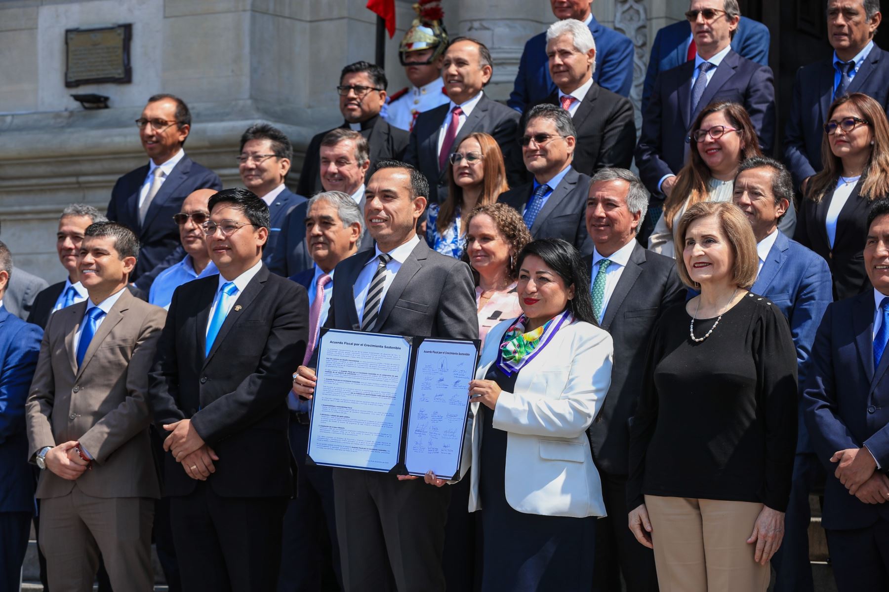 El presidente José Jerí lideró la primera sesión del Acuerdo Fiscal para el Crecimiento Sostenible, un espacio que busca construir una hoja de ruta que permita que el auge económico de nuestro país no sea solo temporal, y que las políticas públicas garanticen una correcta recaudación y el bienestar de nuestro país. Foto: ANDINA/Prensa Presidencia