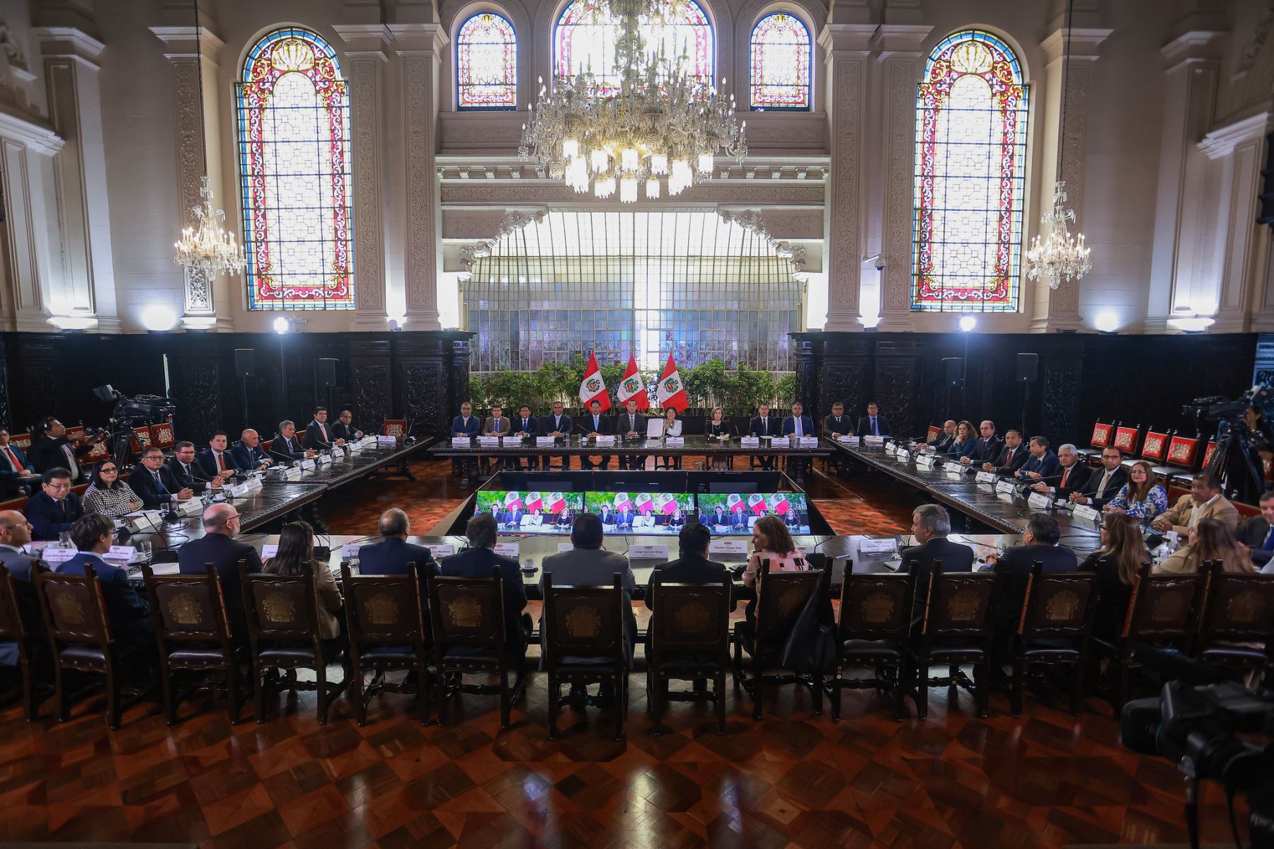 El presidente José Jerí lideró la primera sesión del Acuerdo Fiscal para el Crecimiento Sostenible, un espacio que busca construir una hoja de ruta que permita que el auge económico de nuestro país no sea solo temporal, y que las políticas públicas garanticen una correcta recaudación y el bienestar de nuestro país. Foto: ANDINA/Prensa Presidencia